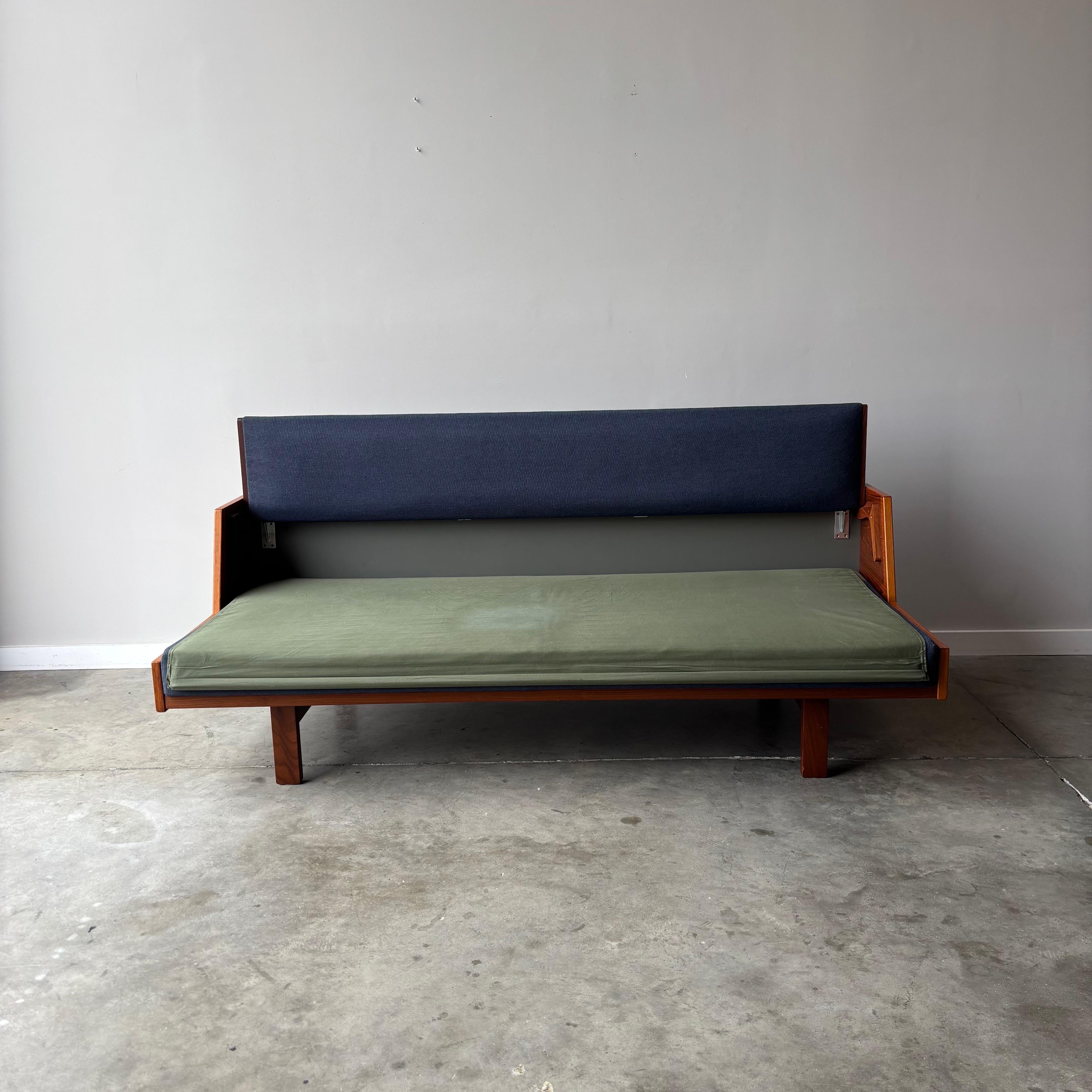 Lit de jour en teck Hans Wegner, par GETAMA en vente 2