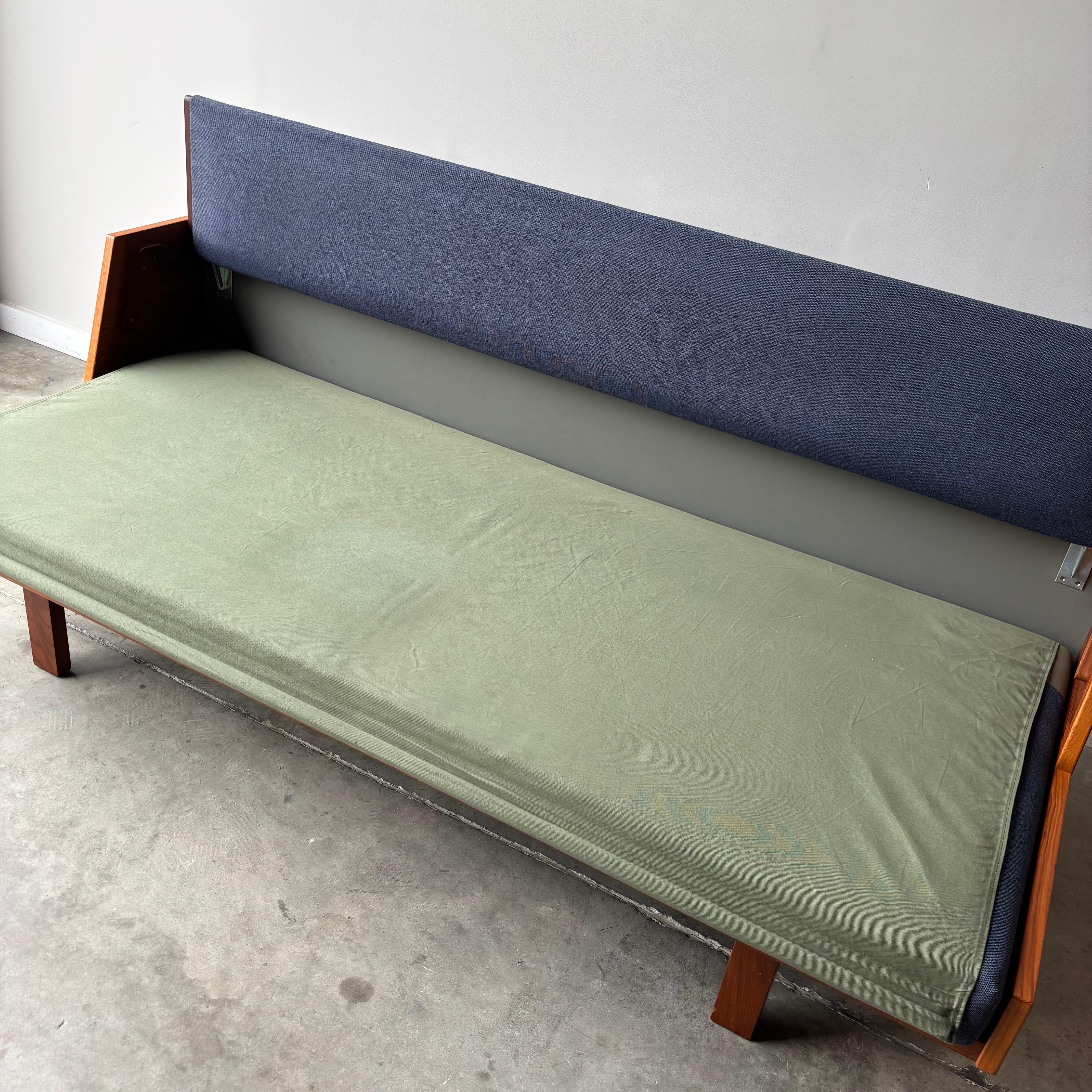 Lit de jour en teck Hans Wegner, par GETAMA en vente 3