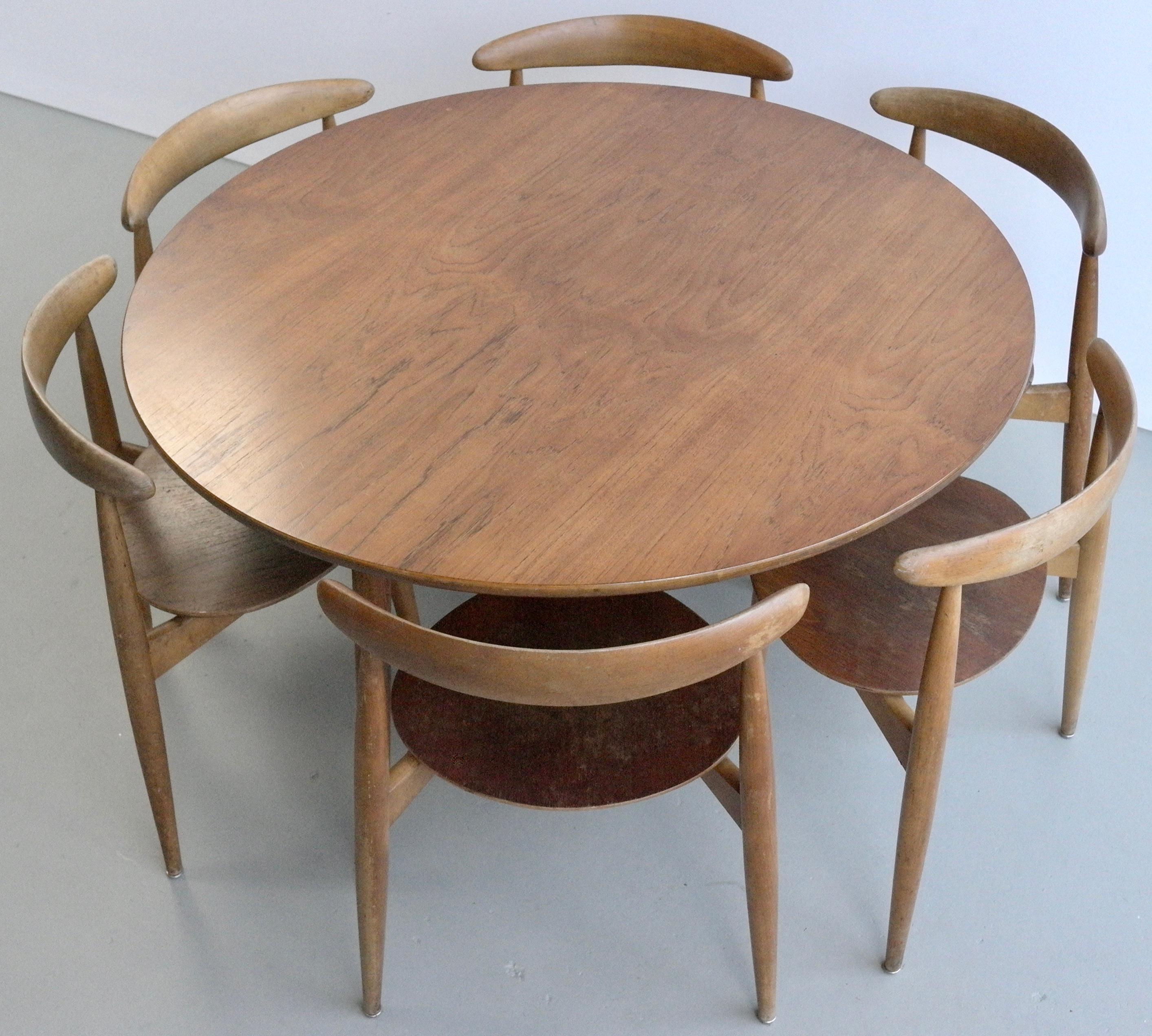 Hans Wegner dining table and six heart-shaped chairs Fritz Hansen, Denmark, 1950s.