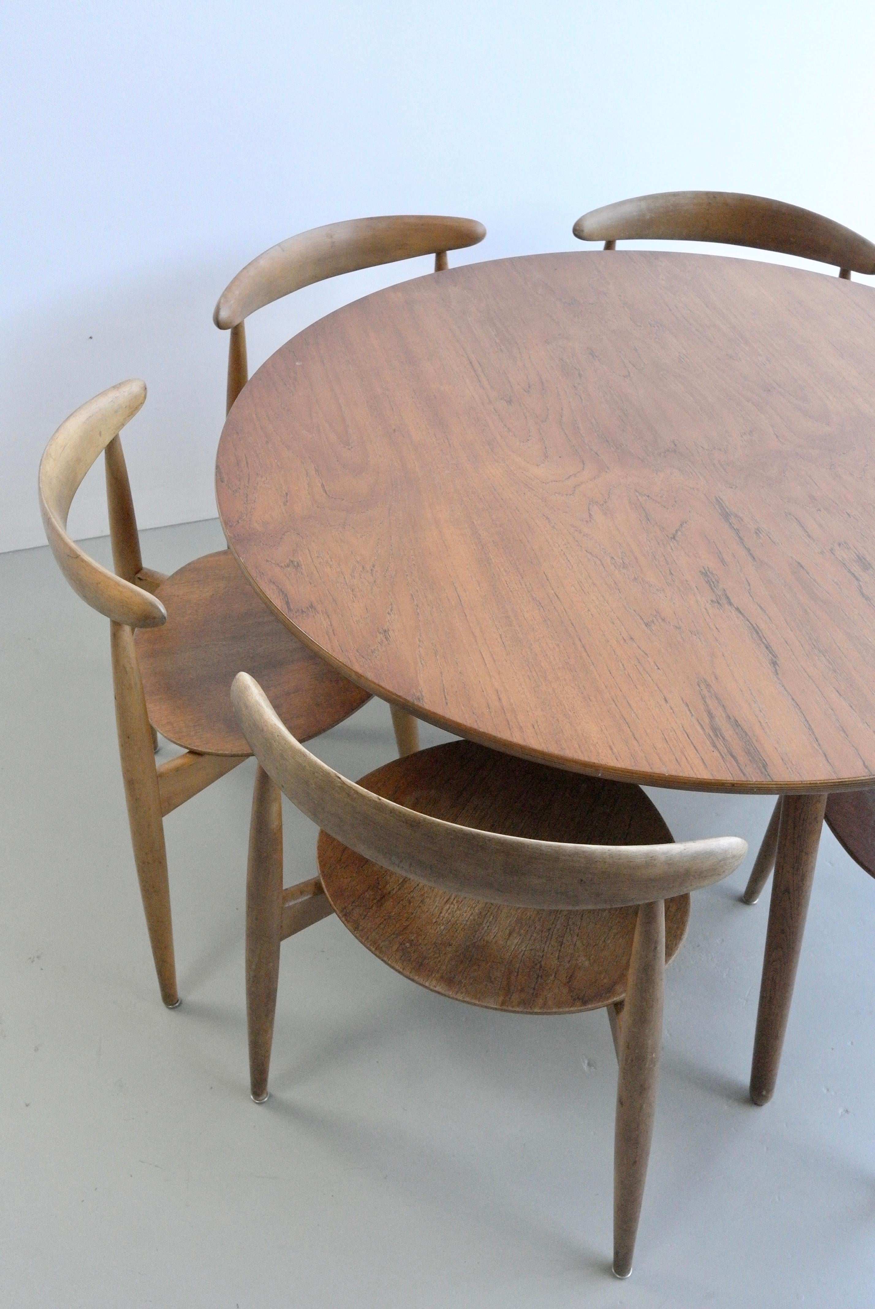 Hans Wegner Teak Dining Table and Six Heart Chairs by Fritz Hansen Denmark 1950s In Good Condition In Den Haag, NL