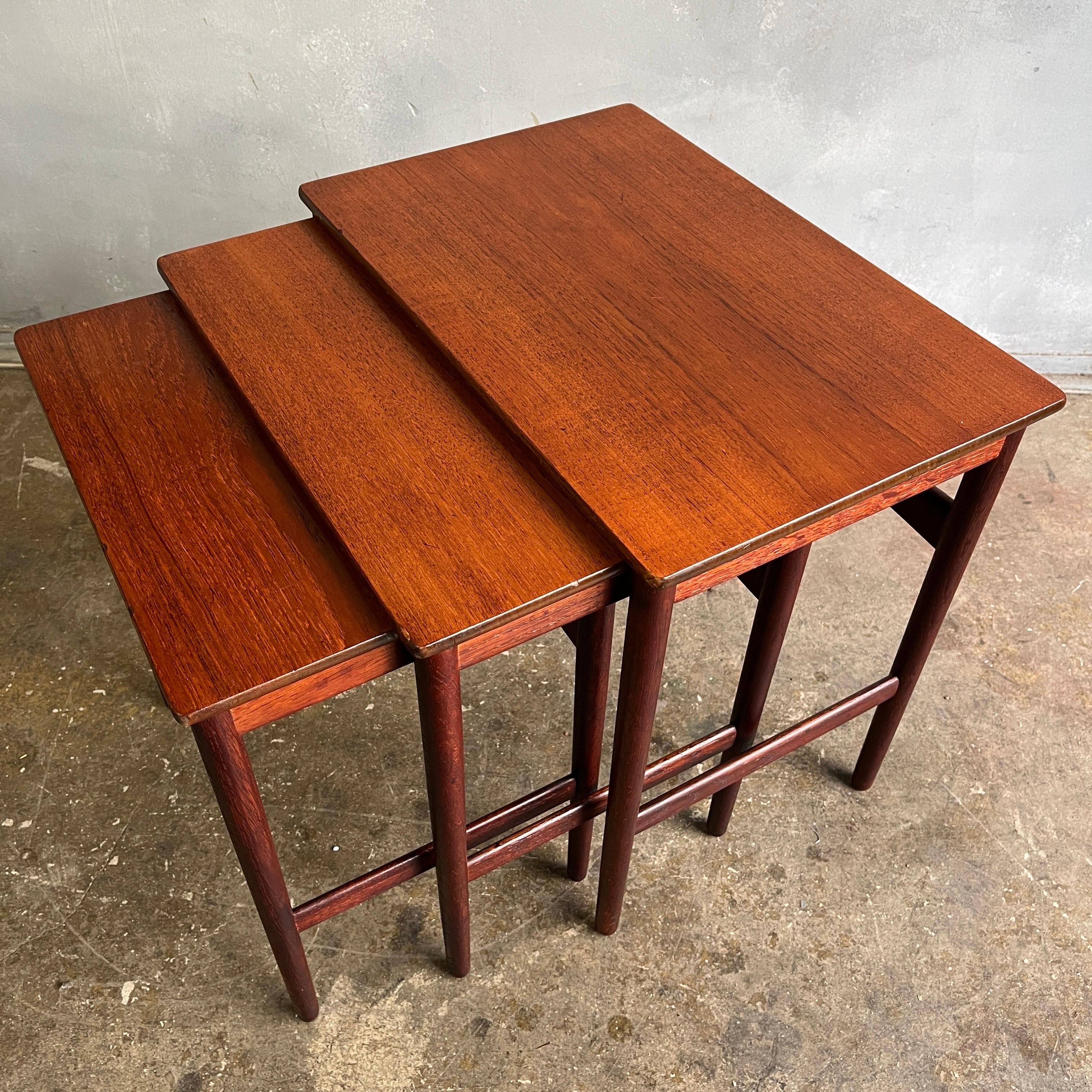 Hans Wegner Teak Nesting Tables Model AT-40 In Good Condition For Sale In BROOKLYN, NY