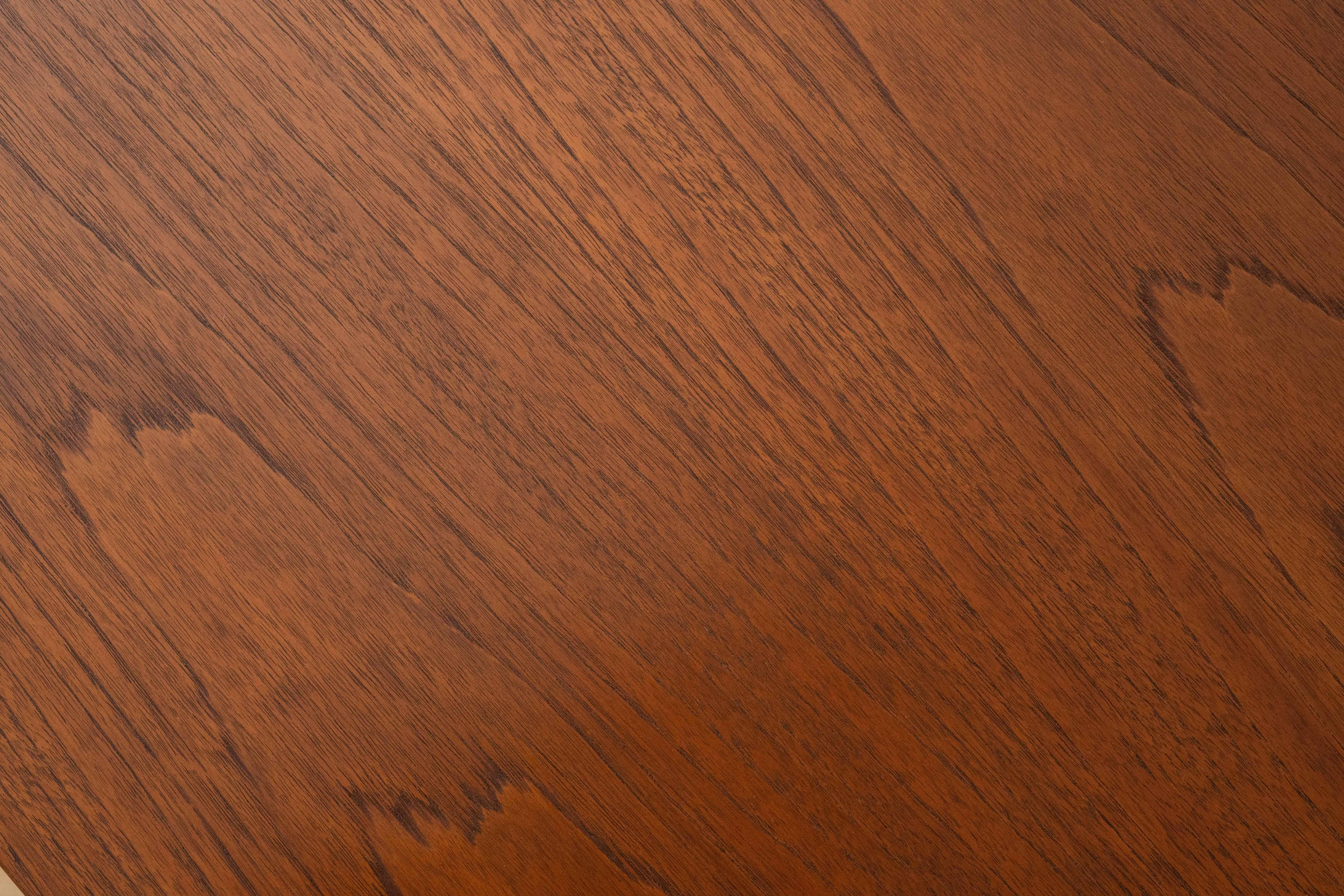 Laiton Table basse Hans Wegner en teck et Oak Oak en vente