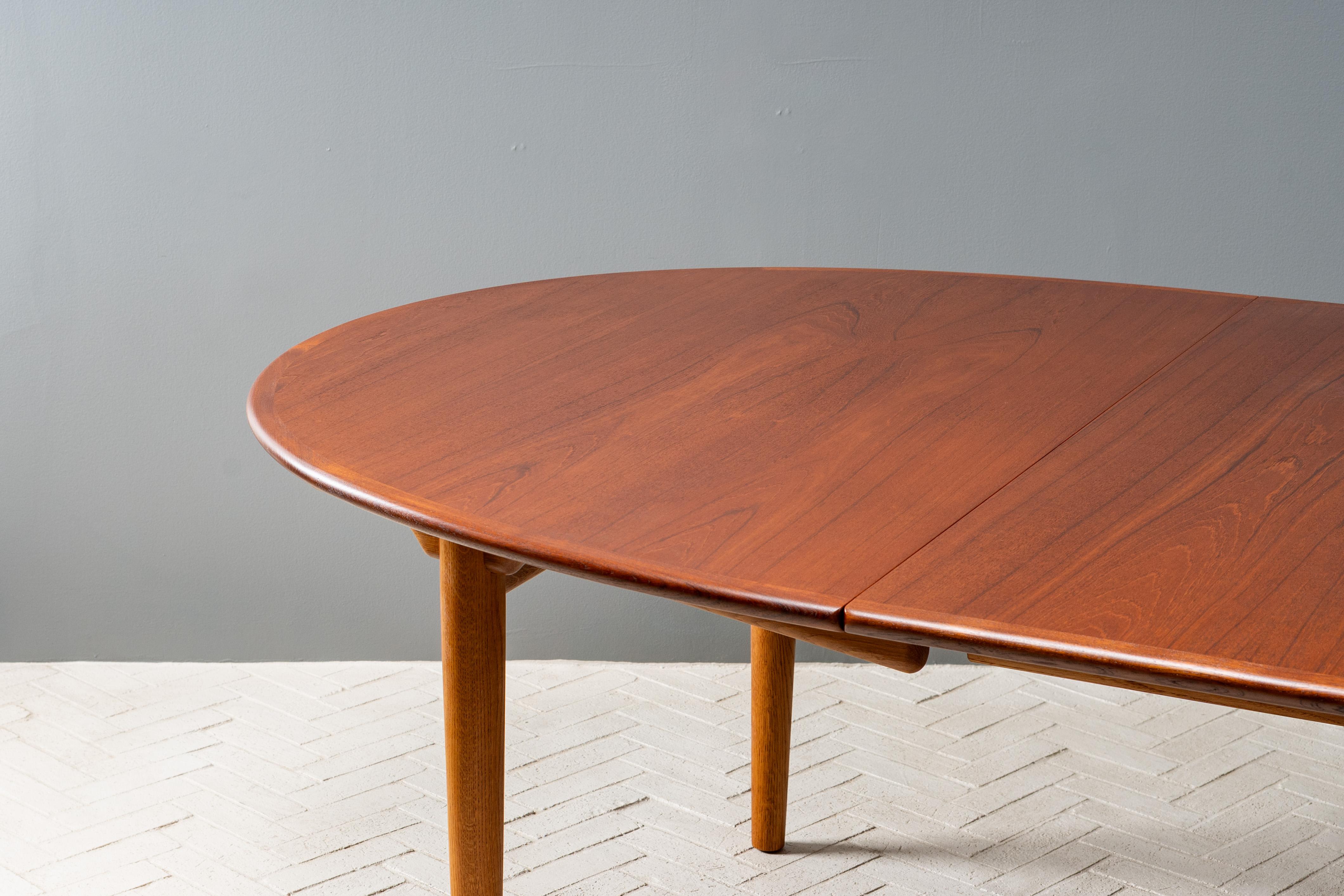 Mesa de comedor Hans Wegner de teca y roble JH-567 en venta 4
