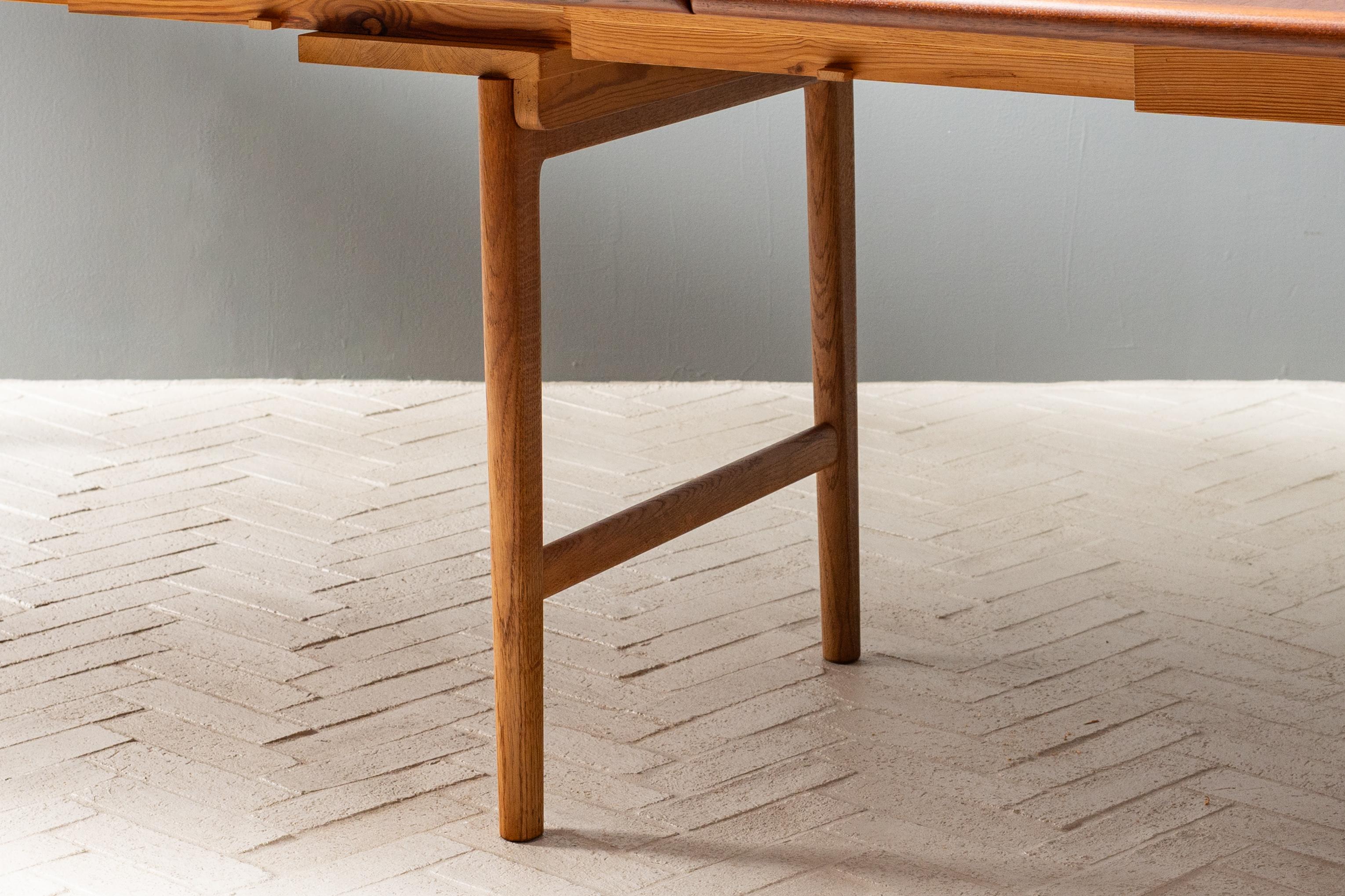 Mesa de comedor Hans Wegner de teca y roble JH-567 en venta 7