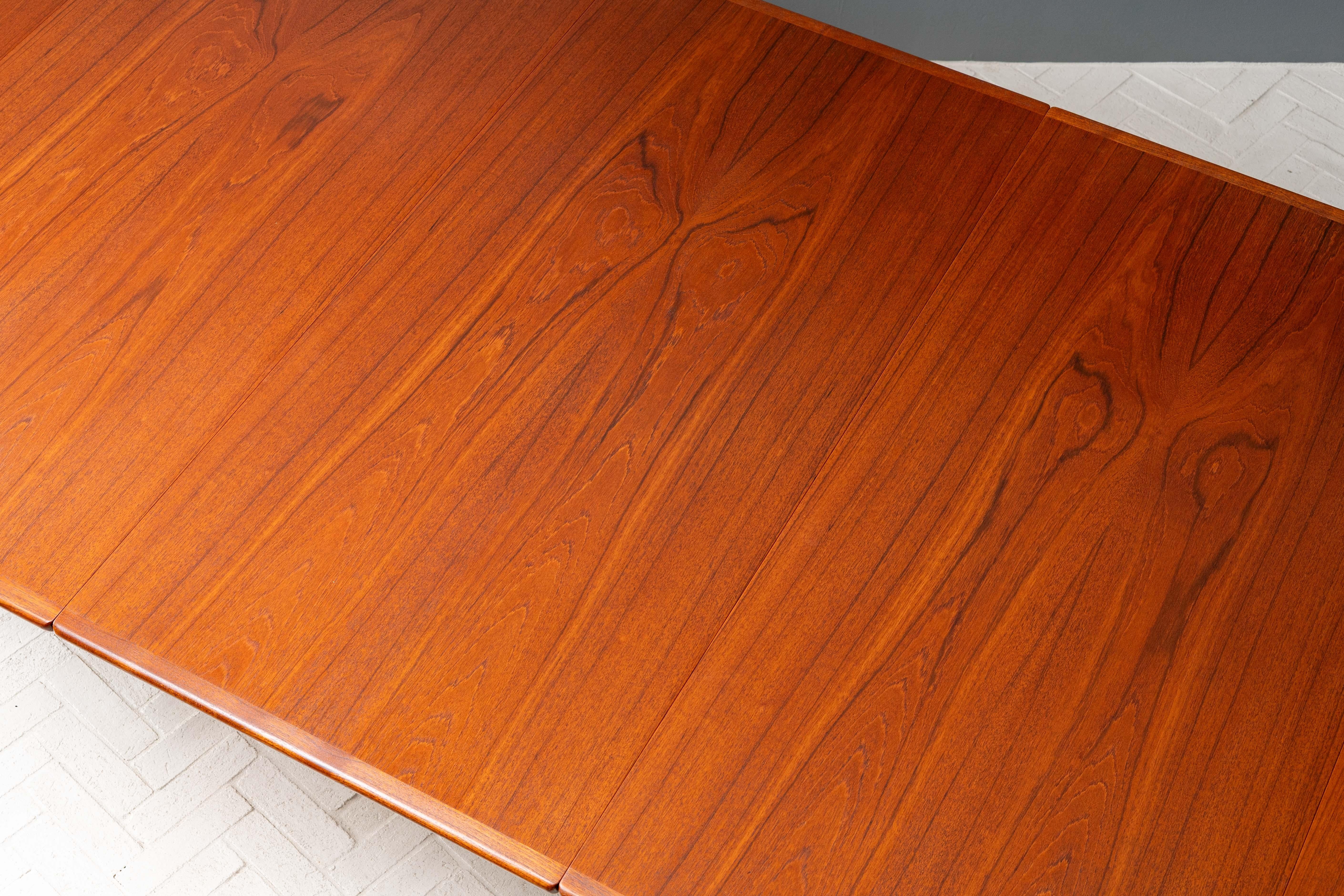 Mesa de comedor Hans Wegner de teca y roble JH-567 en venta 8