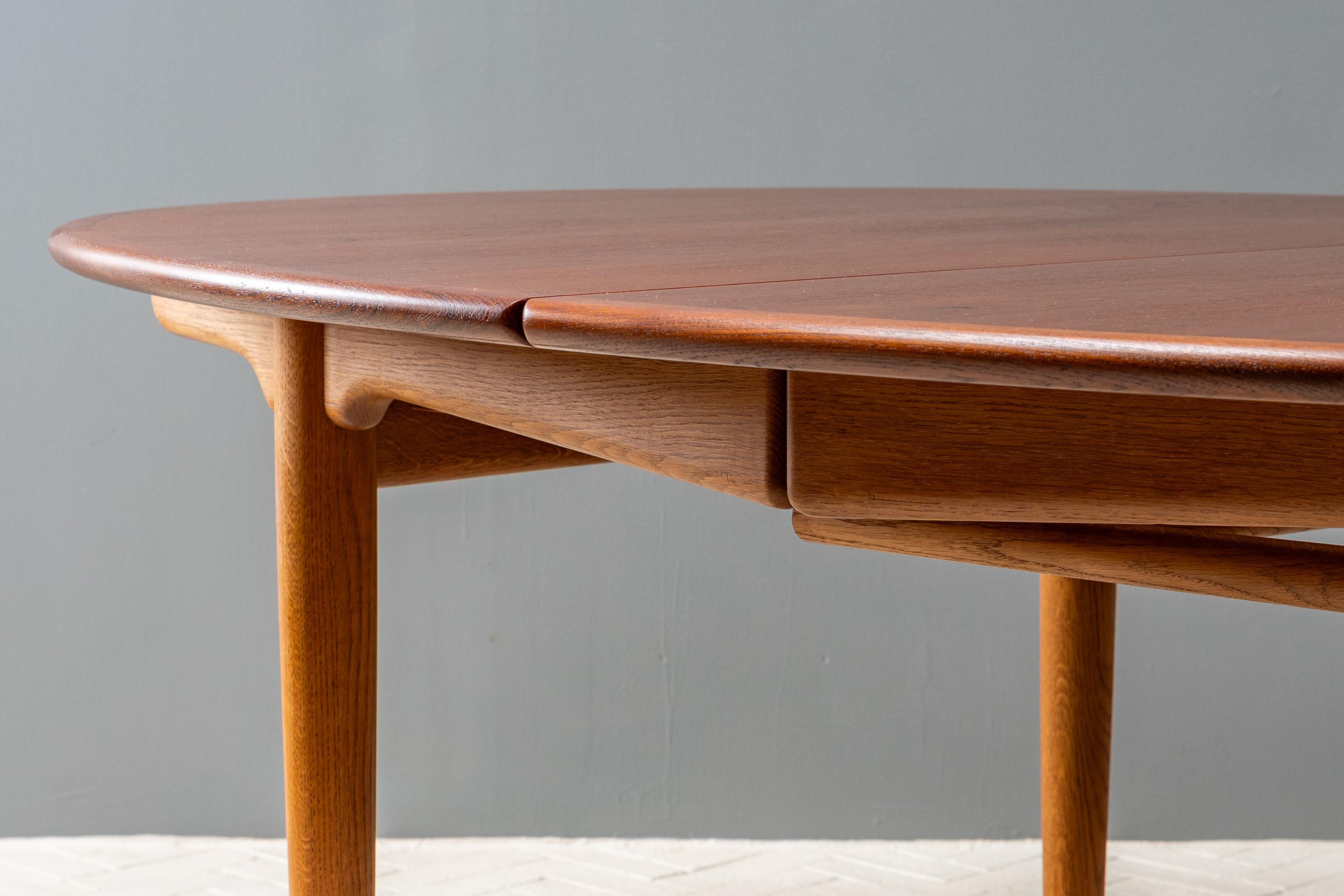Mesa de comedor Hans Wegner de teca y roble JH-567 en venta 9