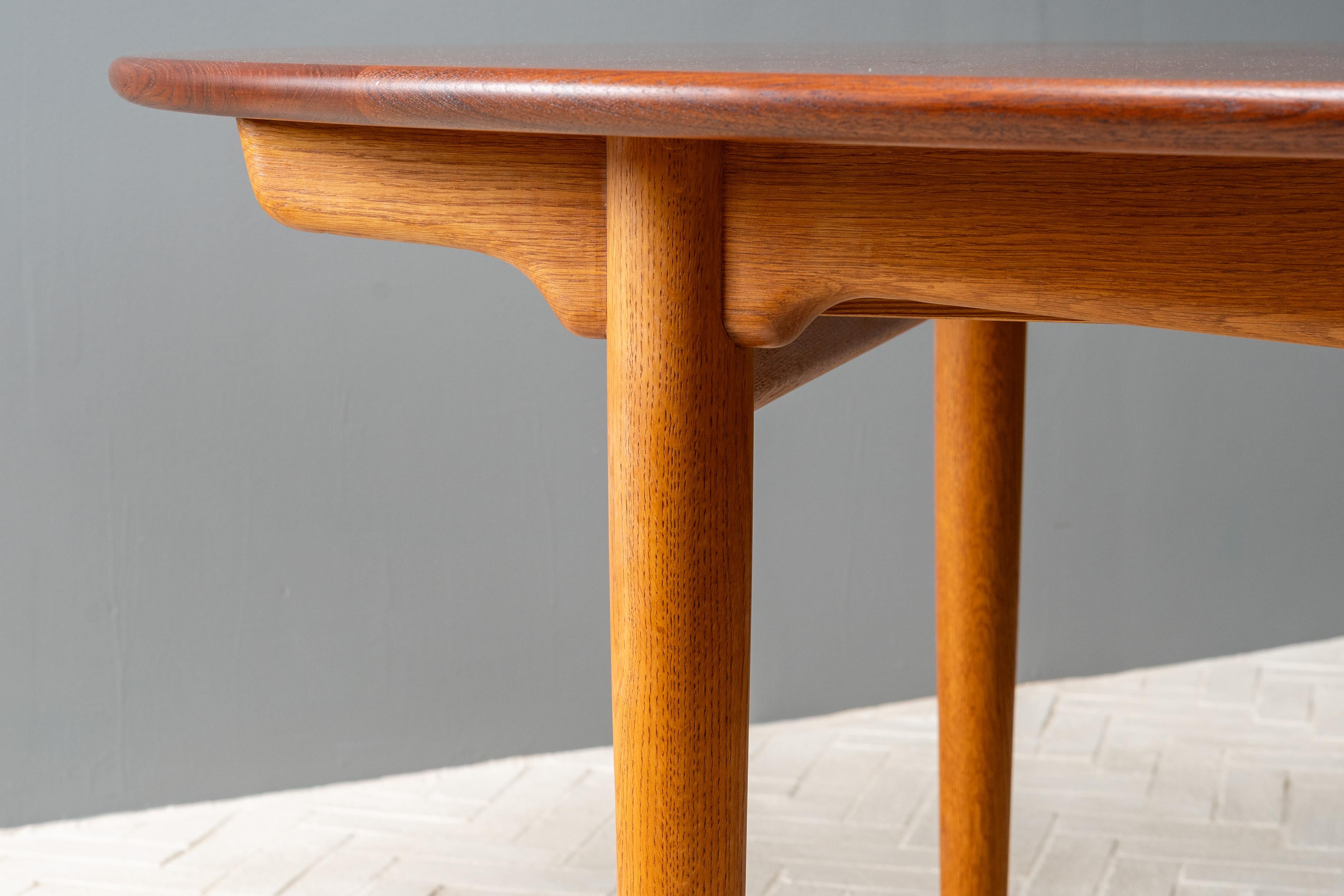 Mesa de comedor Hans Wegner de teca y roble JH-567 en venta 10