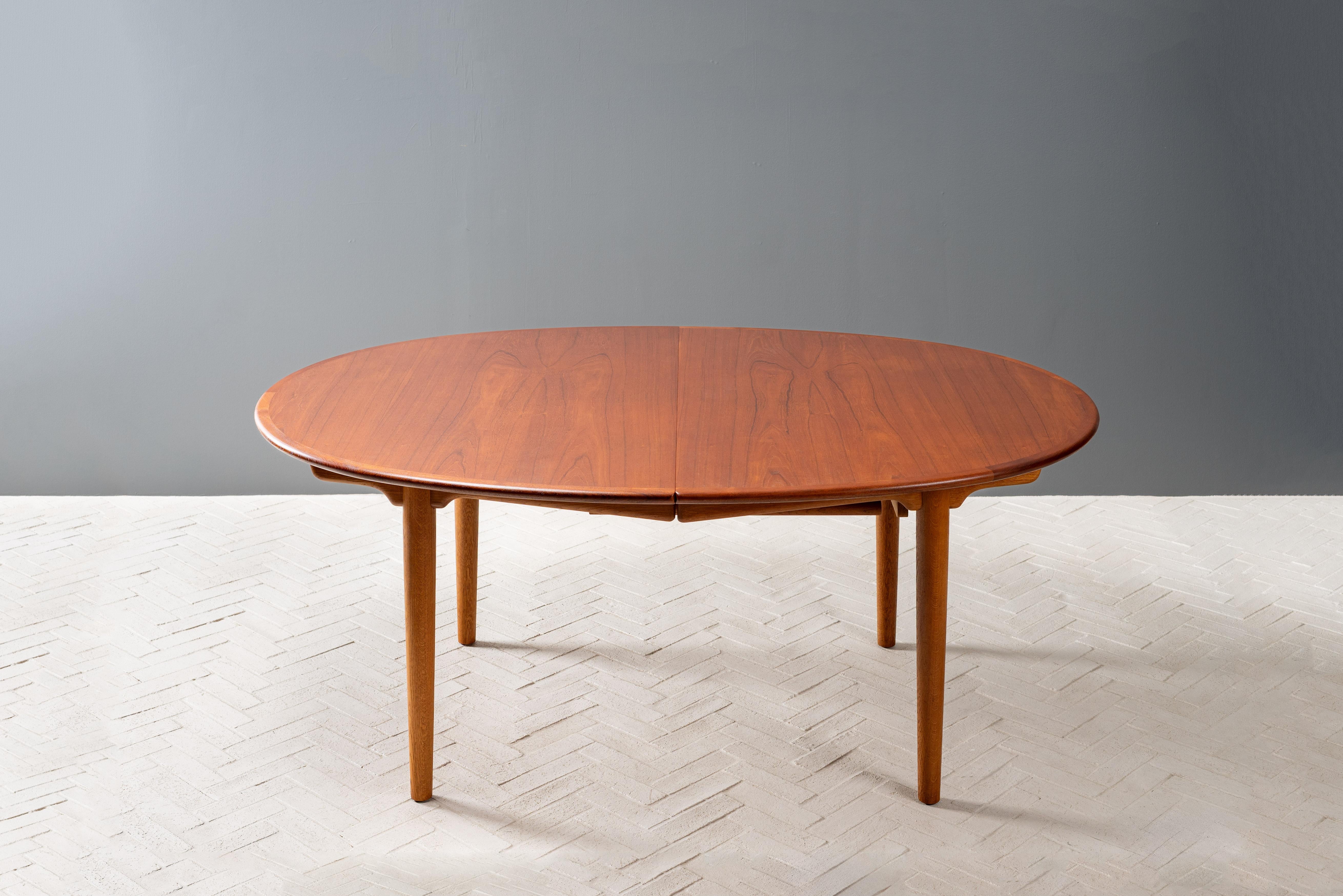 Mesa de comedor Hans Wegner de teca y roble JH-567 Moderno de mediados de siglo en venta