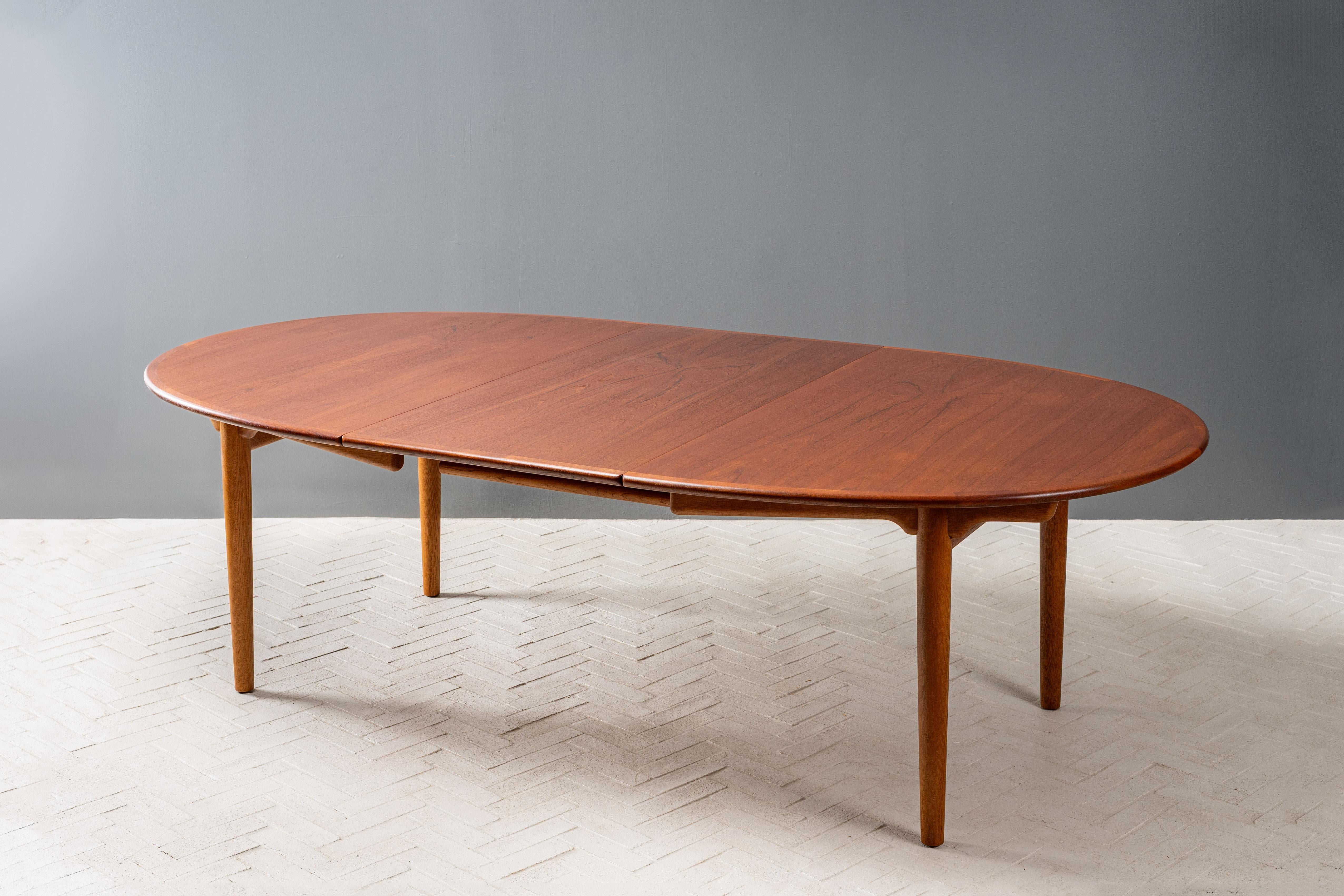 Mesa de comedor Hans Wegner de teca y roble JH-567 Danés en venta