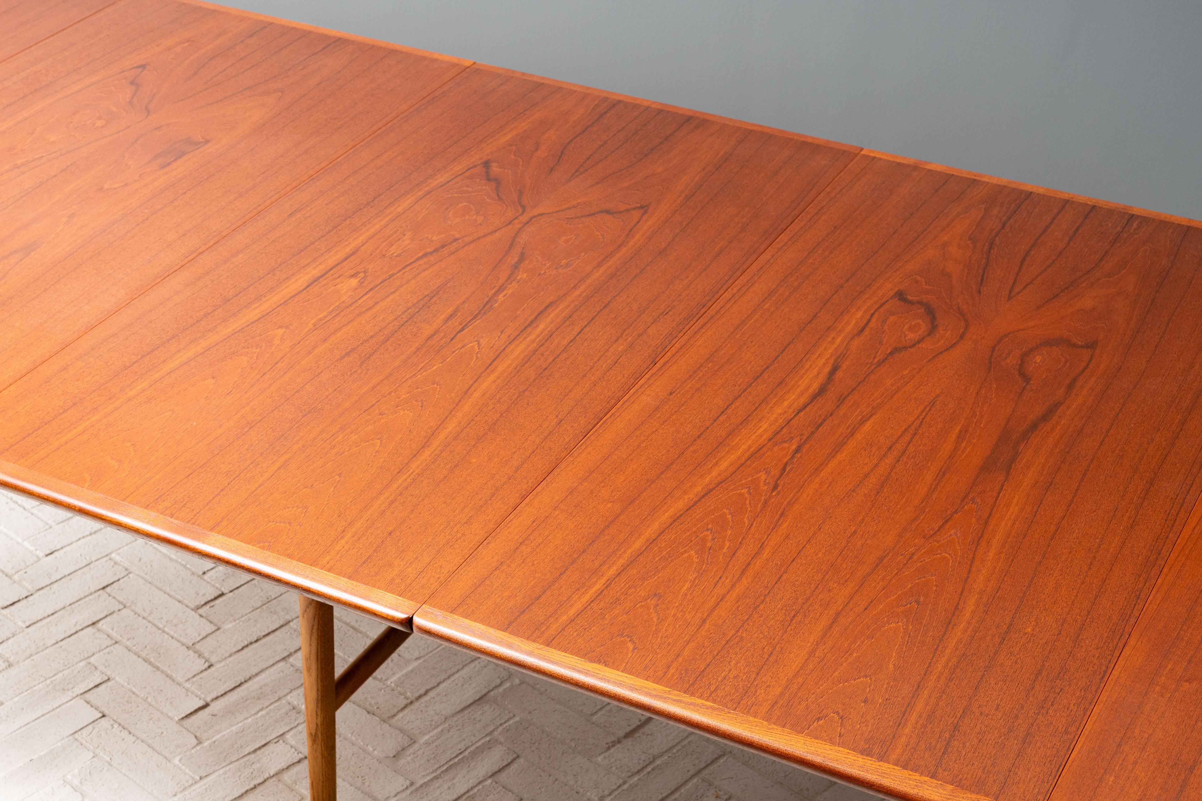 Mesa de comedor Hans Wegner de teca y roble JH-567 mediados del siglo XX en venta