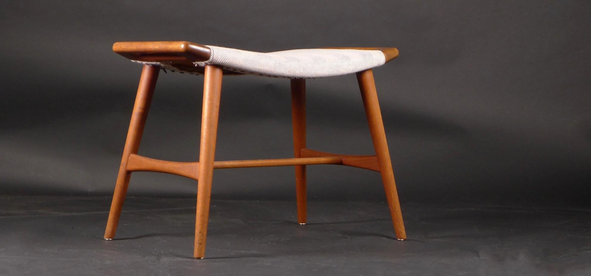 Hans Wegner, Teak Piano Stool, model AP-30, made by A P Stolen, 1950s In Good Condition For Sale In Wargrave, Berkshire