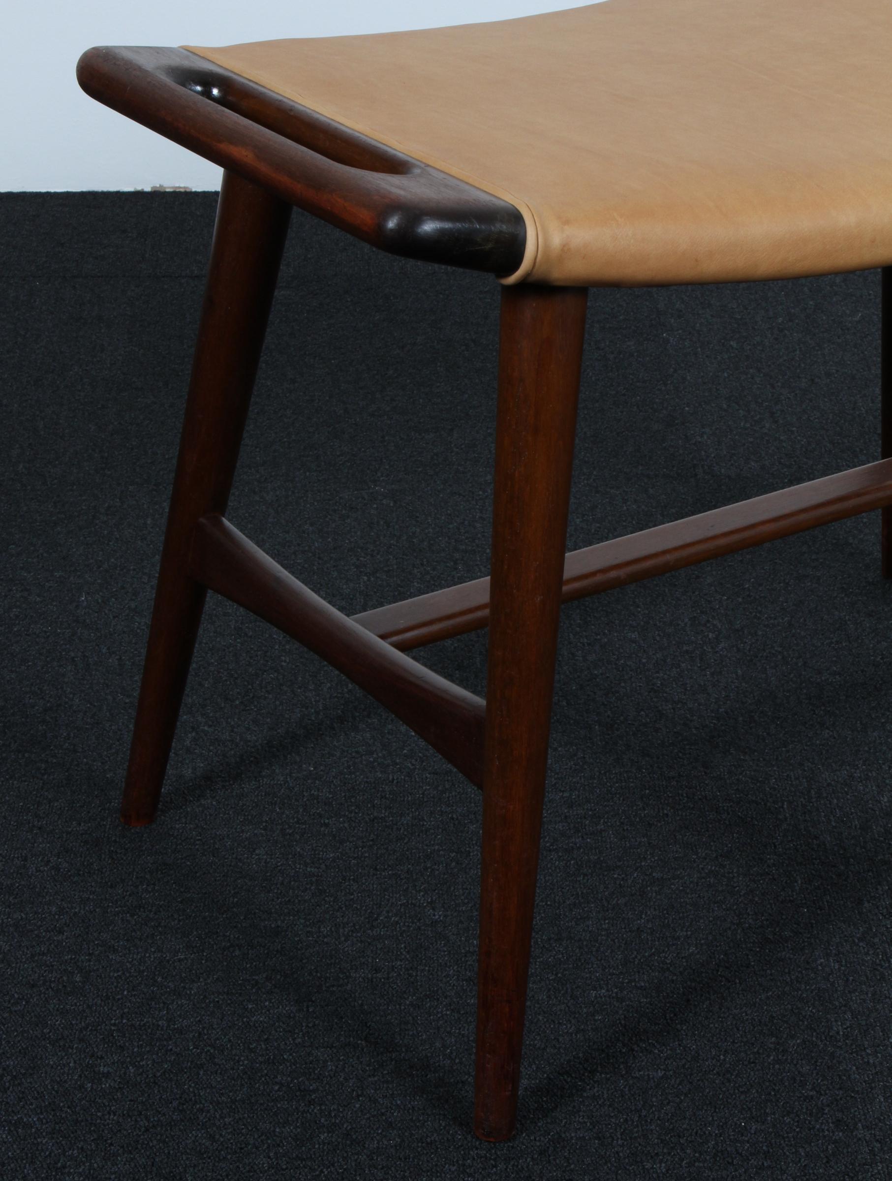 Hans Wegner, Teak stained Piano Stool, model AP-30, made by A P Stolen, 1950s Bon état - En vente à Esbjerg, DK