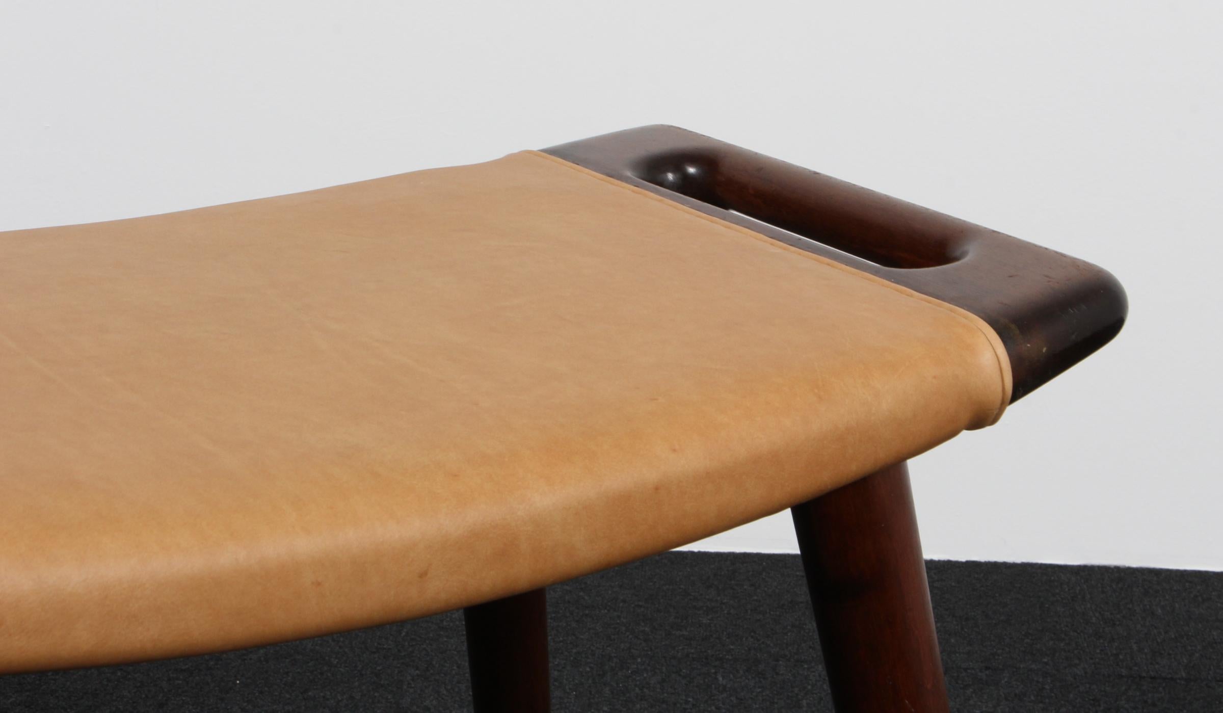 Milieu du XXe siècle Hans Wegner, Teak stained Piano Stool, model AP-30, made by A P Stolen, 1950s en vente