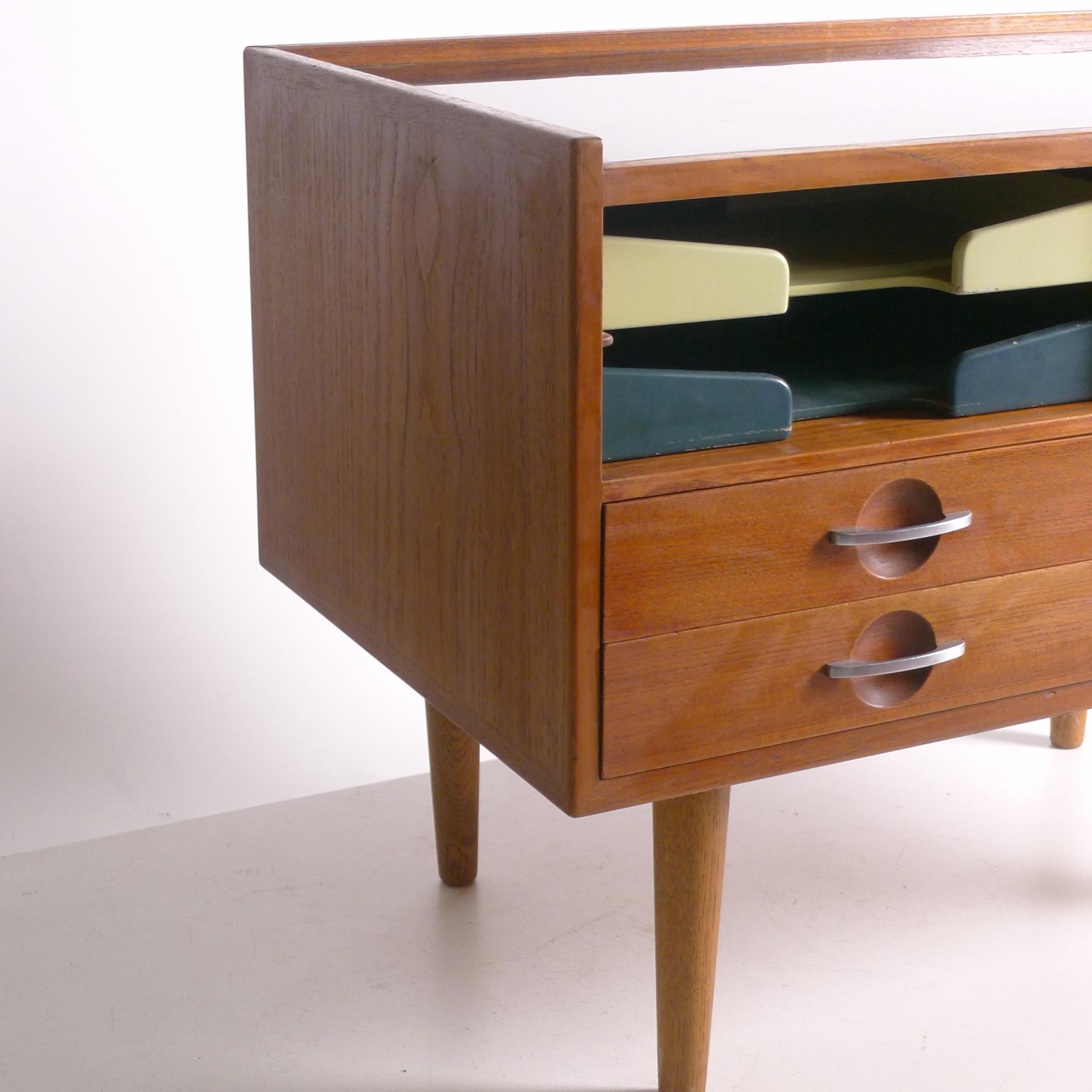 Hans Wegner, Telephone Table, Made by Johannes Hansen, 1950s For Sale 1