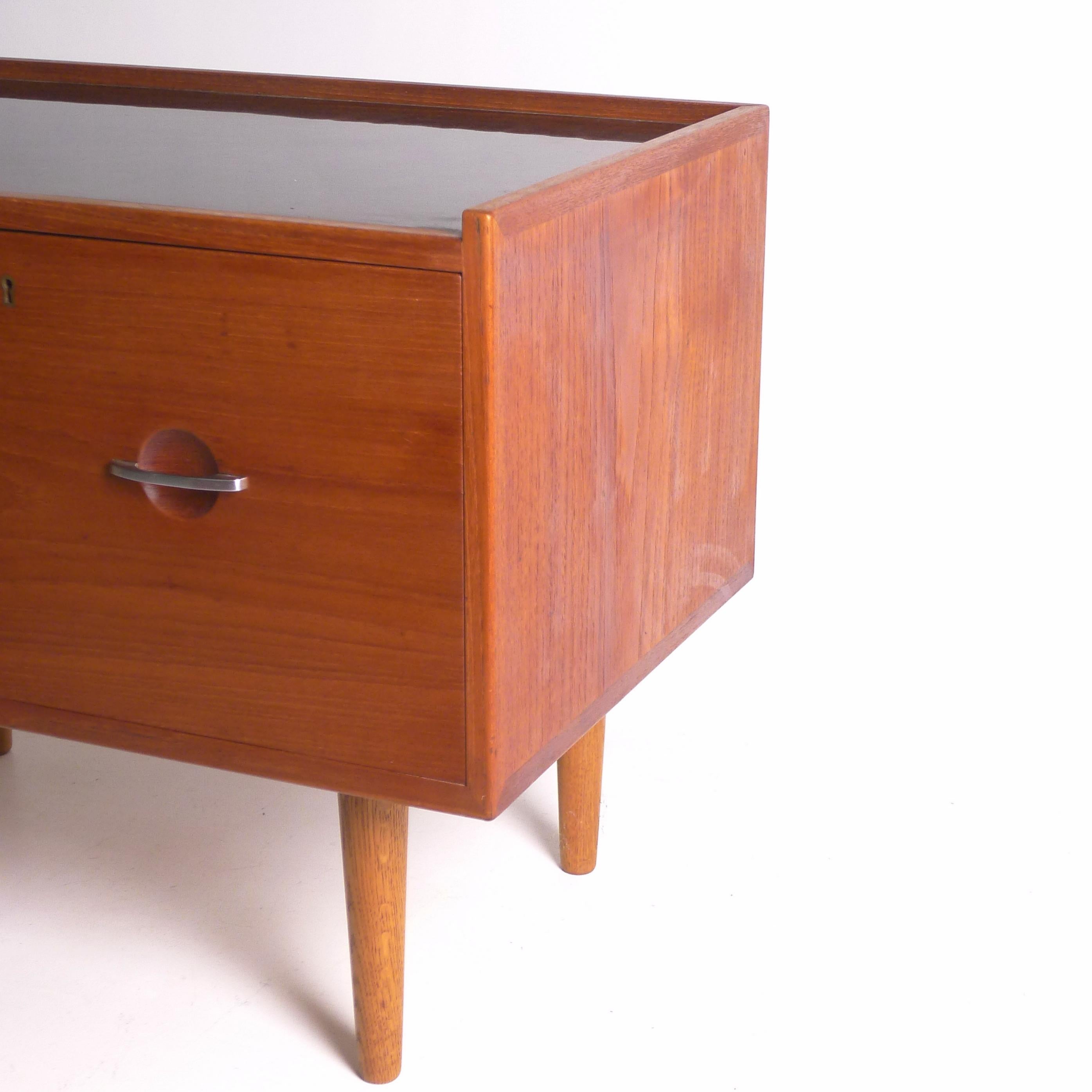 Hans Wegner, Telephone Table, Made by Johannes Hansen, 1950s For Sale 2