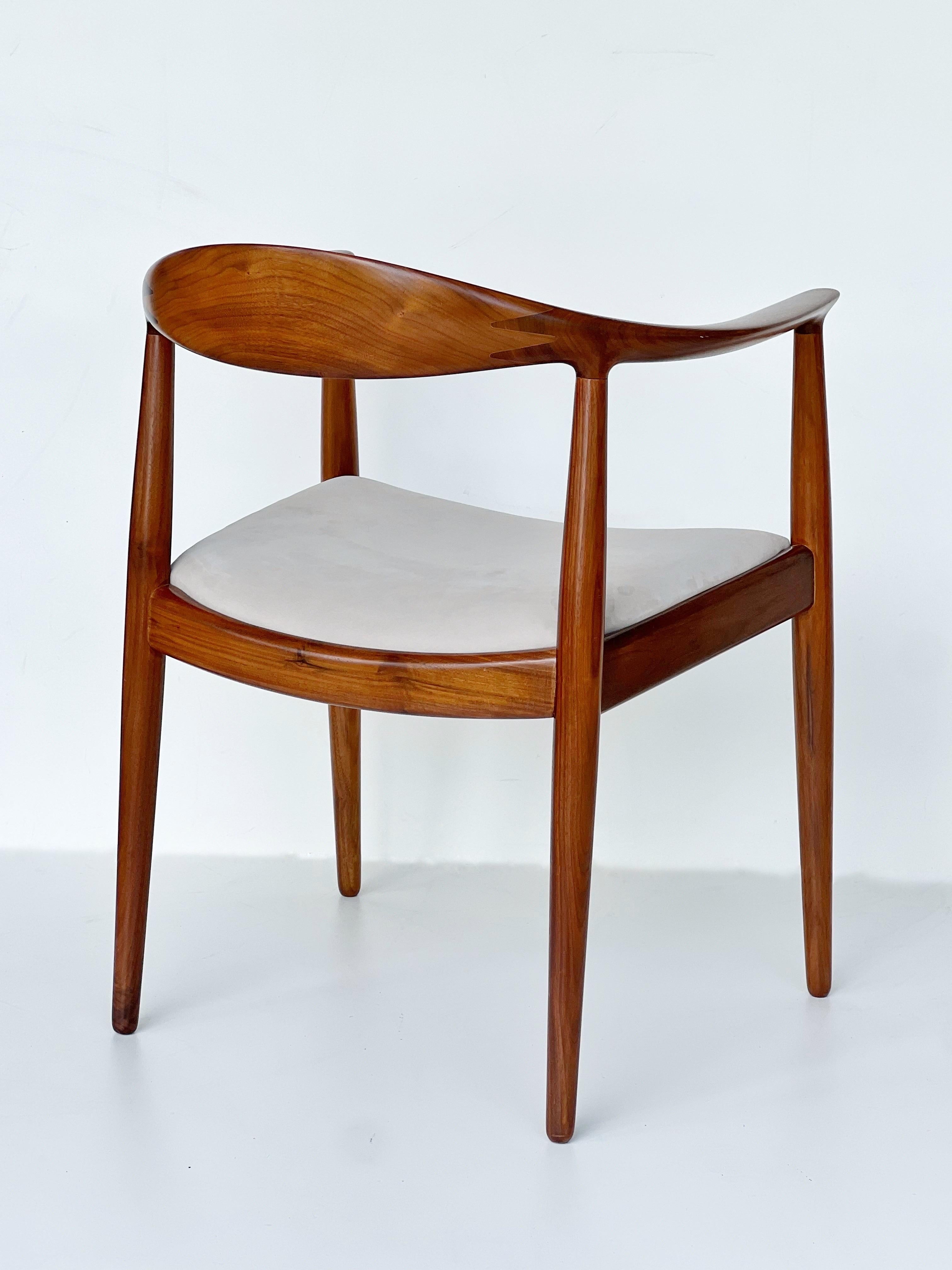 Milieu du XXe siècle Hans Wegner The Chair Noyer Modèle JH503  par Johannes Hansen  2 Disponible en vente