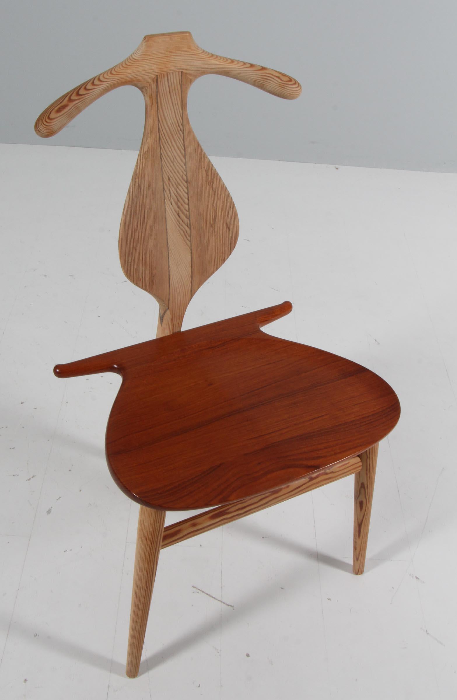 L'emblématique chaise de valet de Wegner repousse les limites de ses capacités en matière de design, d'échelle, de proportion et d'artisanat. L'expertise en matière de sculpture et de menuiserie souligne la nature idiosyncrasique du design, conçu