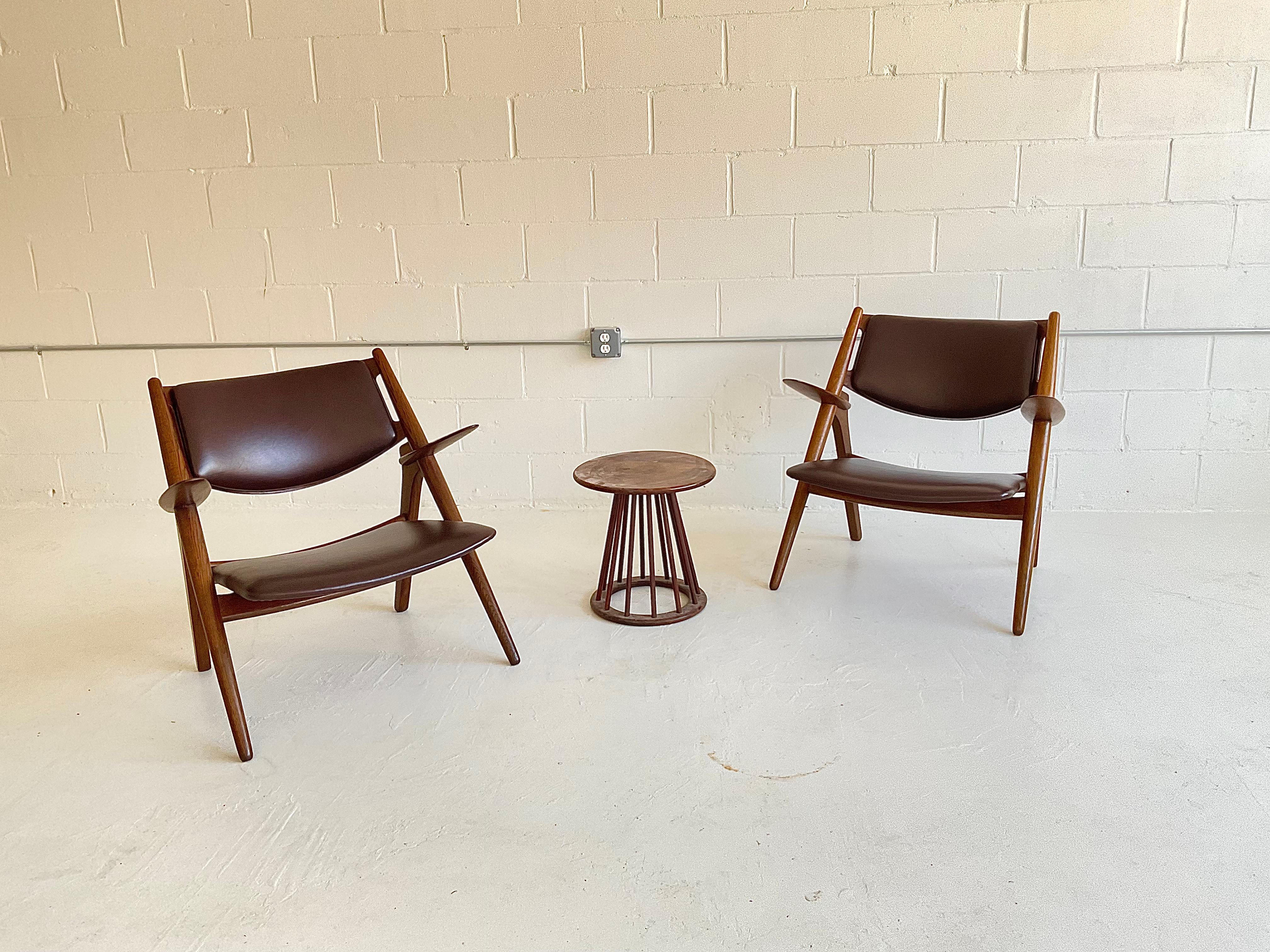 Hans Wegner Vintage Sawbuck-Stühle für Carl Hansen CH28 aus Eiche und Leder, 1951 (Skandinavische Moderne) im Angebot