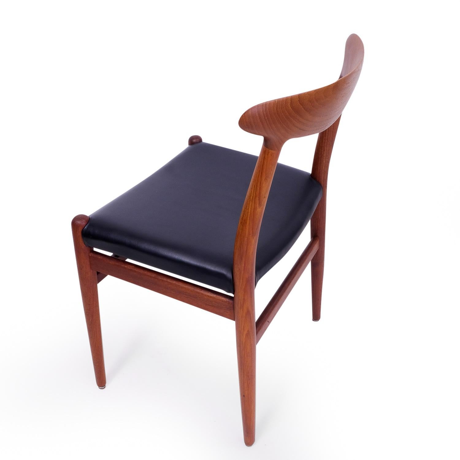 Leather Hans Wegner W2 Chairs in Teak, Set of 4 For Sale