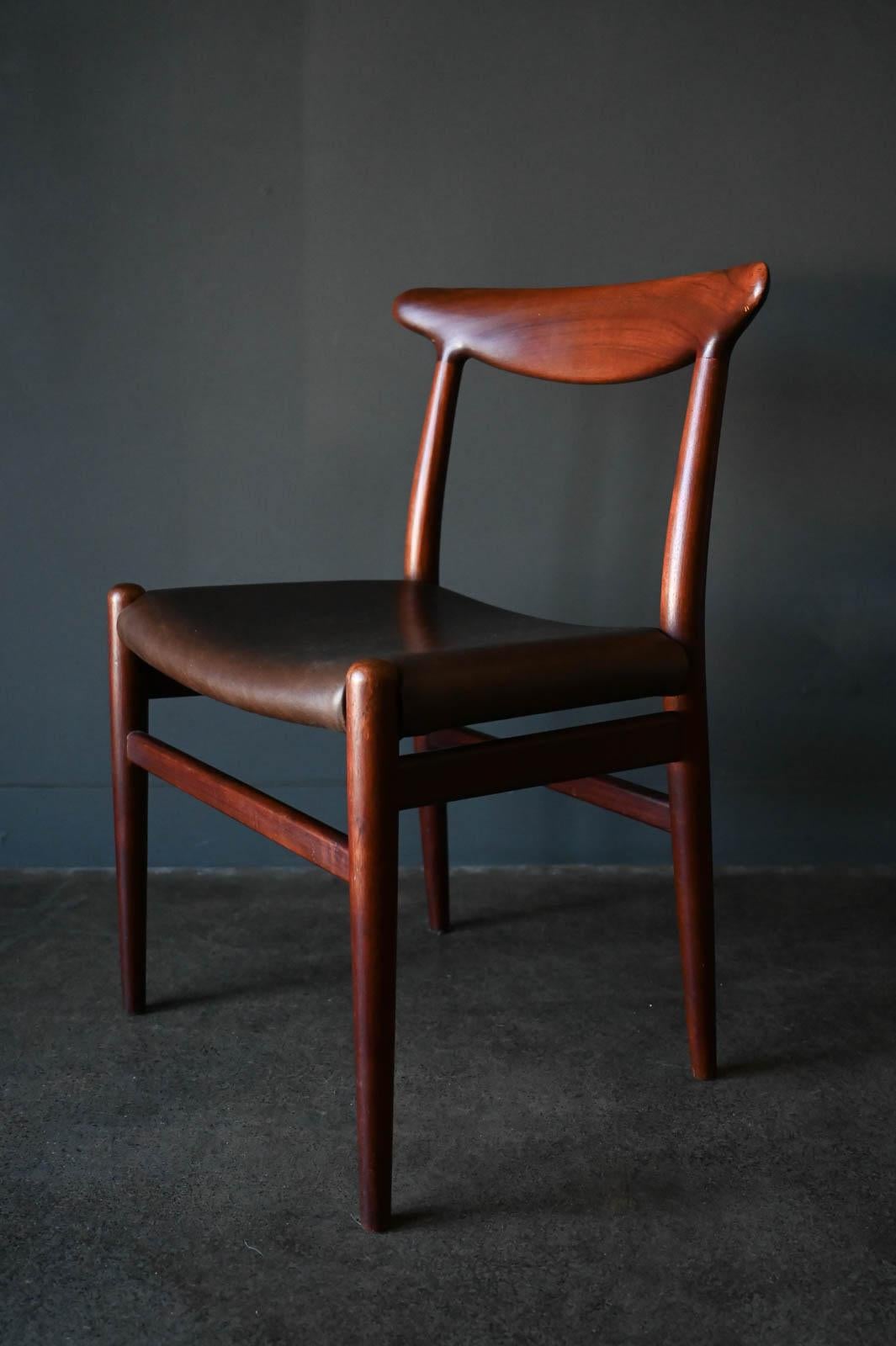Hans Wegner W2 dining or side chair, ca. 1960. Original vintage side or desk chair with new leather seat. Teak frame in very good original condition, with only sight wear.

Measures 22