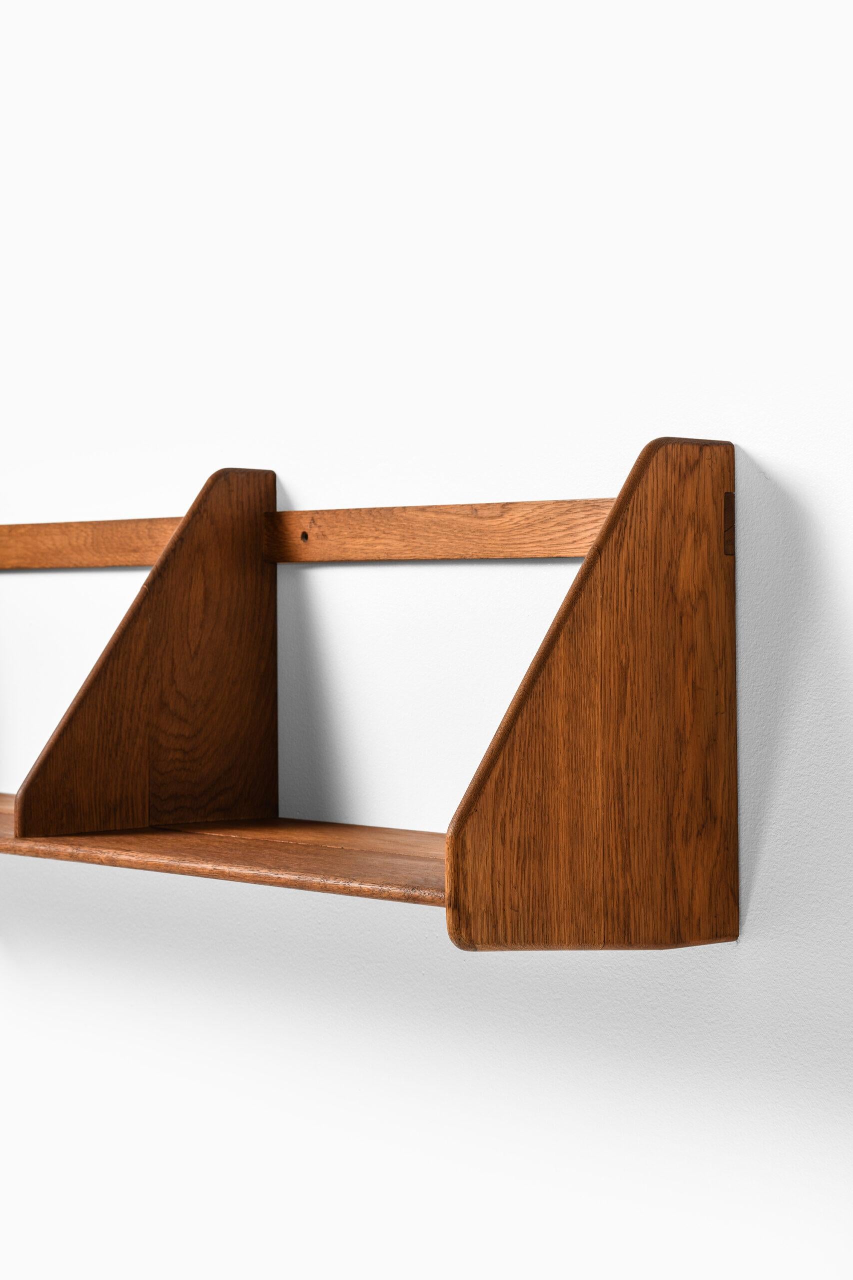 Wall mounted shelf designed by Hans Wegner. Produced by Ry Møbler in Denmark.