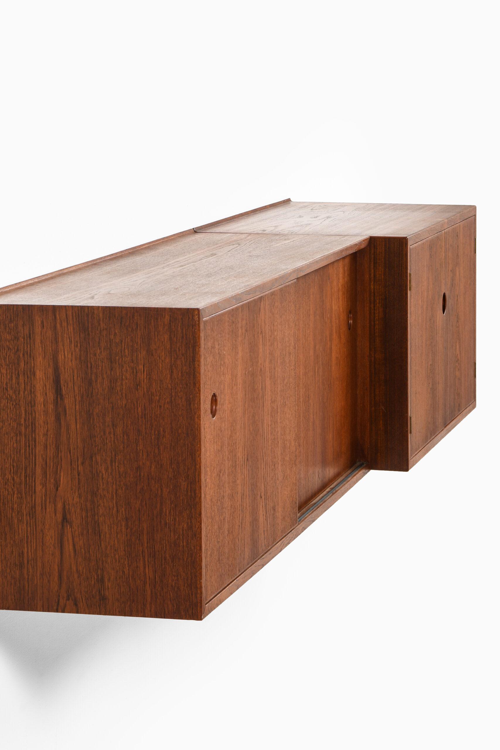 Rare wall mounted sideboards designed by Hans Wegner. Produced by cabinetmaker Johannes Hansen in Denmark.
Built in record player and storage compartments.
Dimensions (W x D x H): 128,5 x 40 x 51 cm.
Dimensions (W x D x H): 84 x 48 x 51 cm.