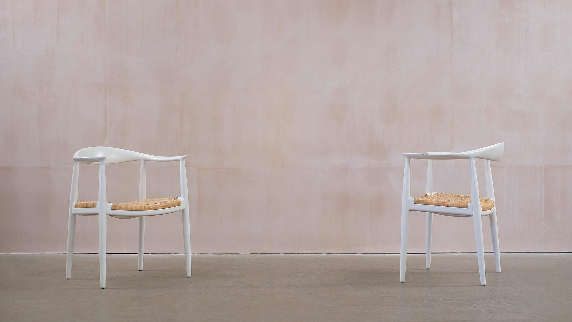 Weiße runde Stühle von Hans Wegner im Angebot 3