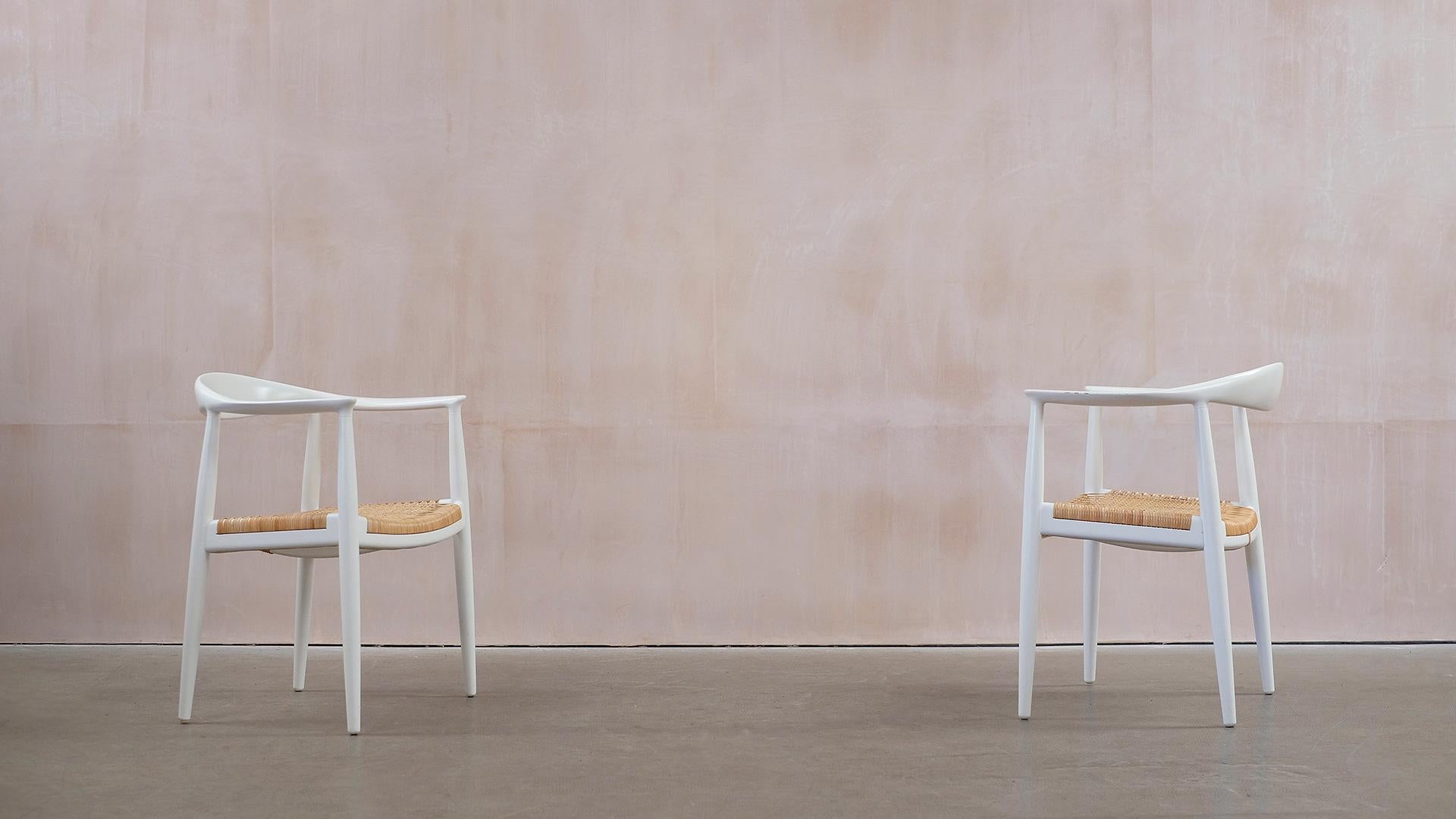 Weiße runde Stühle von Hans Wegner im Angebot 4