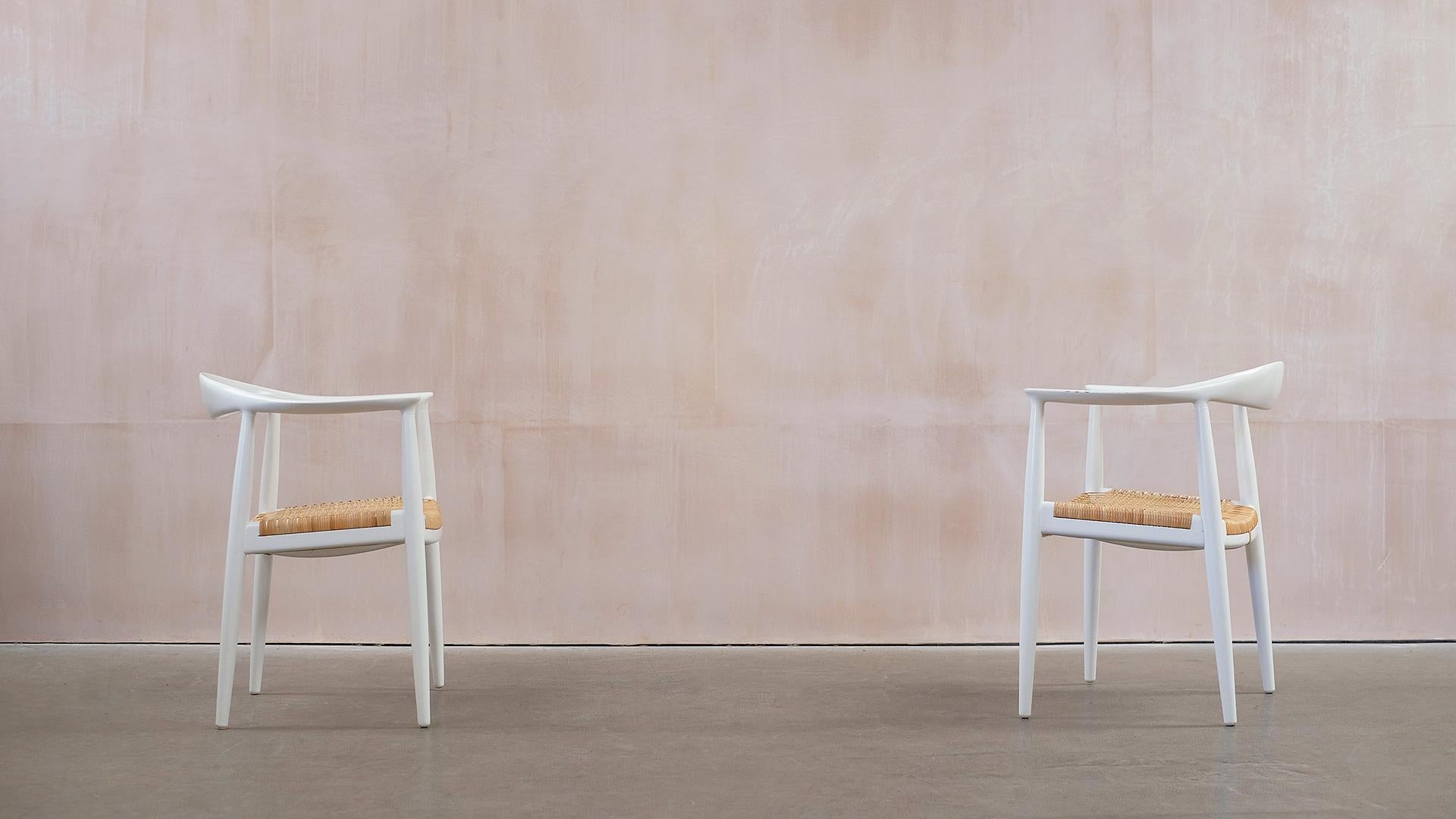 Weiße runde Stühle von Hans Wegner im Angebot 5