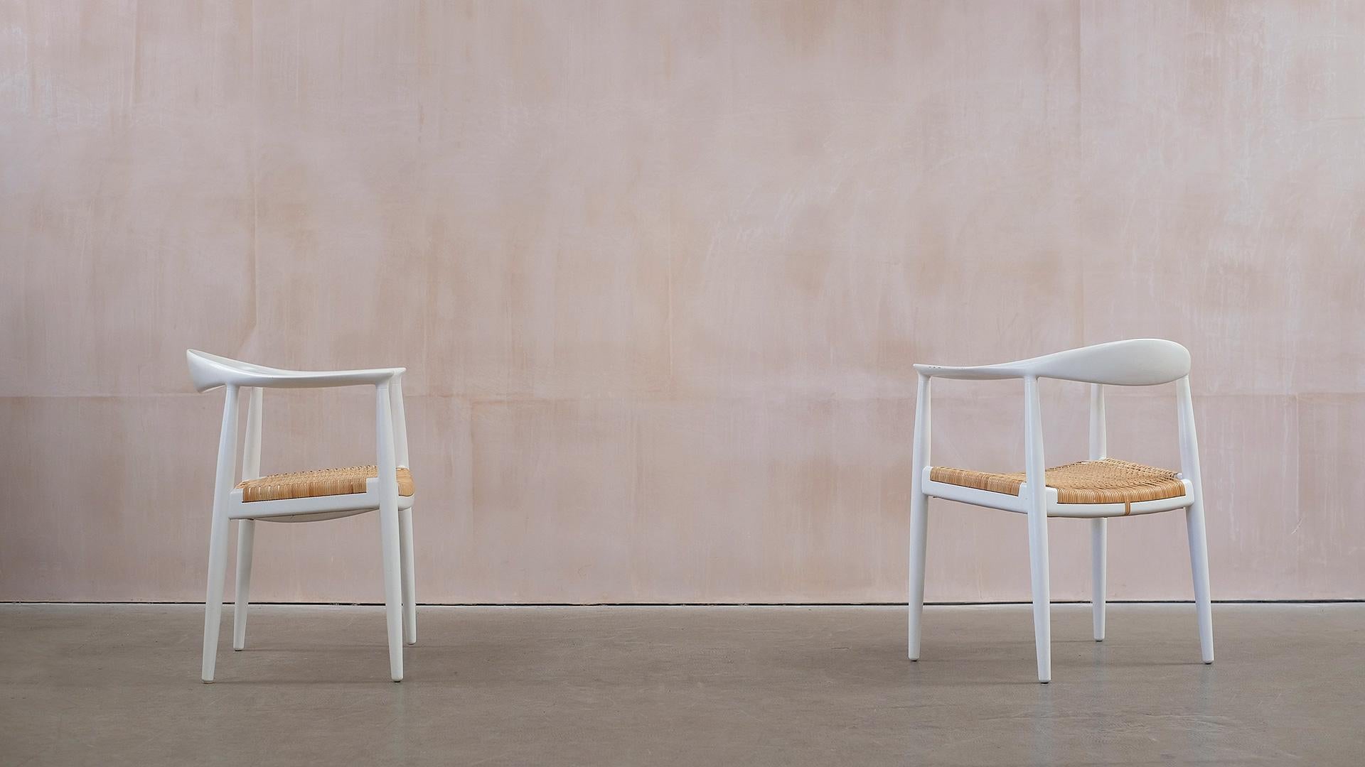 Weiße runde Stühle von Hans Wegner im Angebot 6