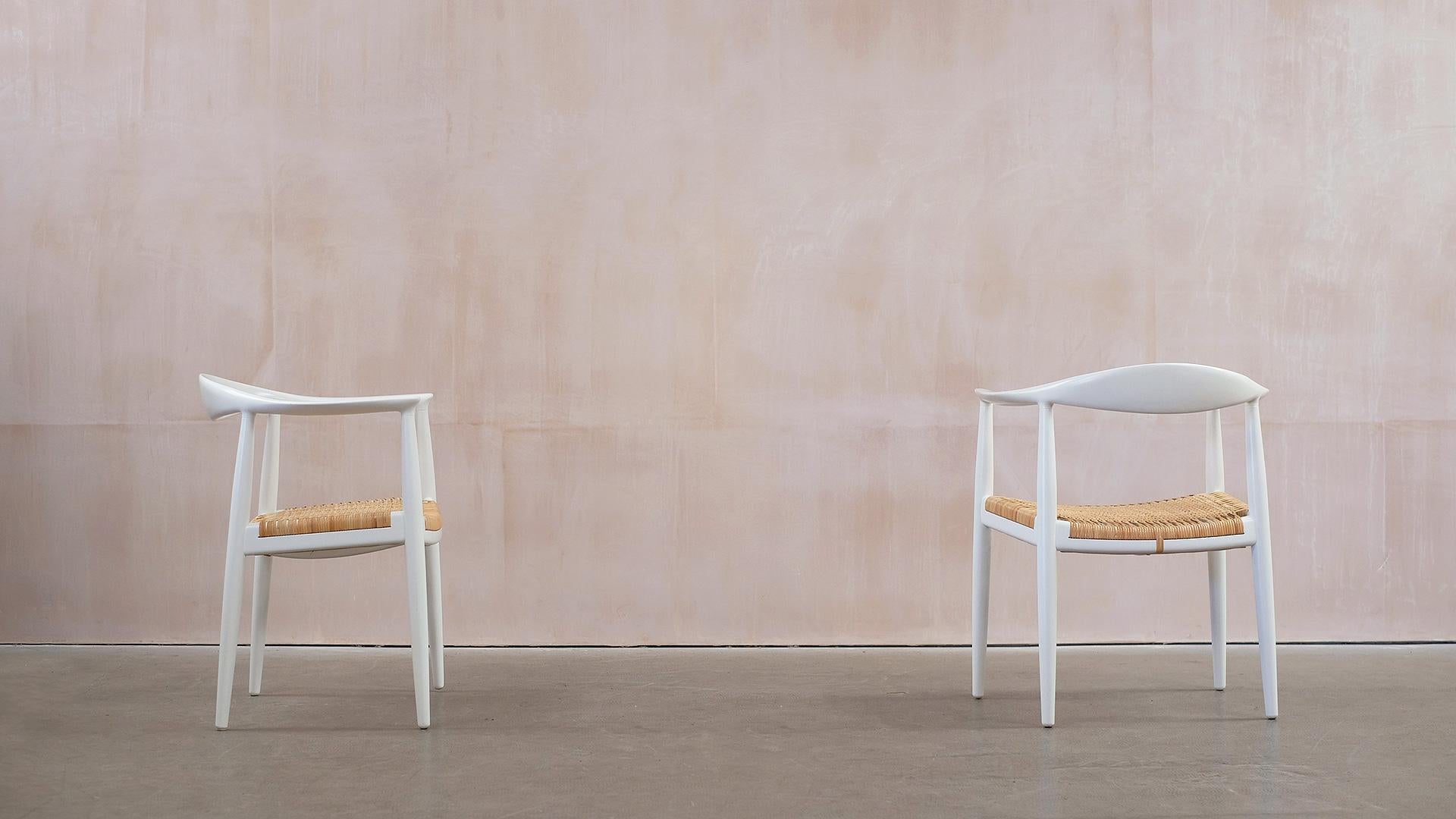 Weiße runde Stühle von Hans Wegner im Angebot 7