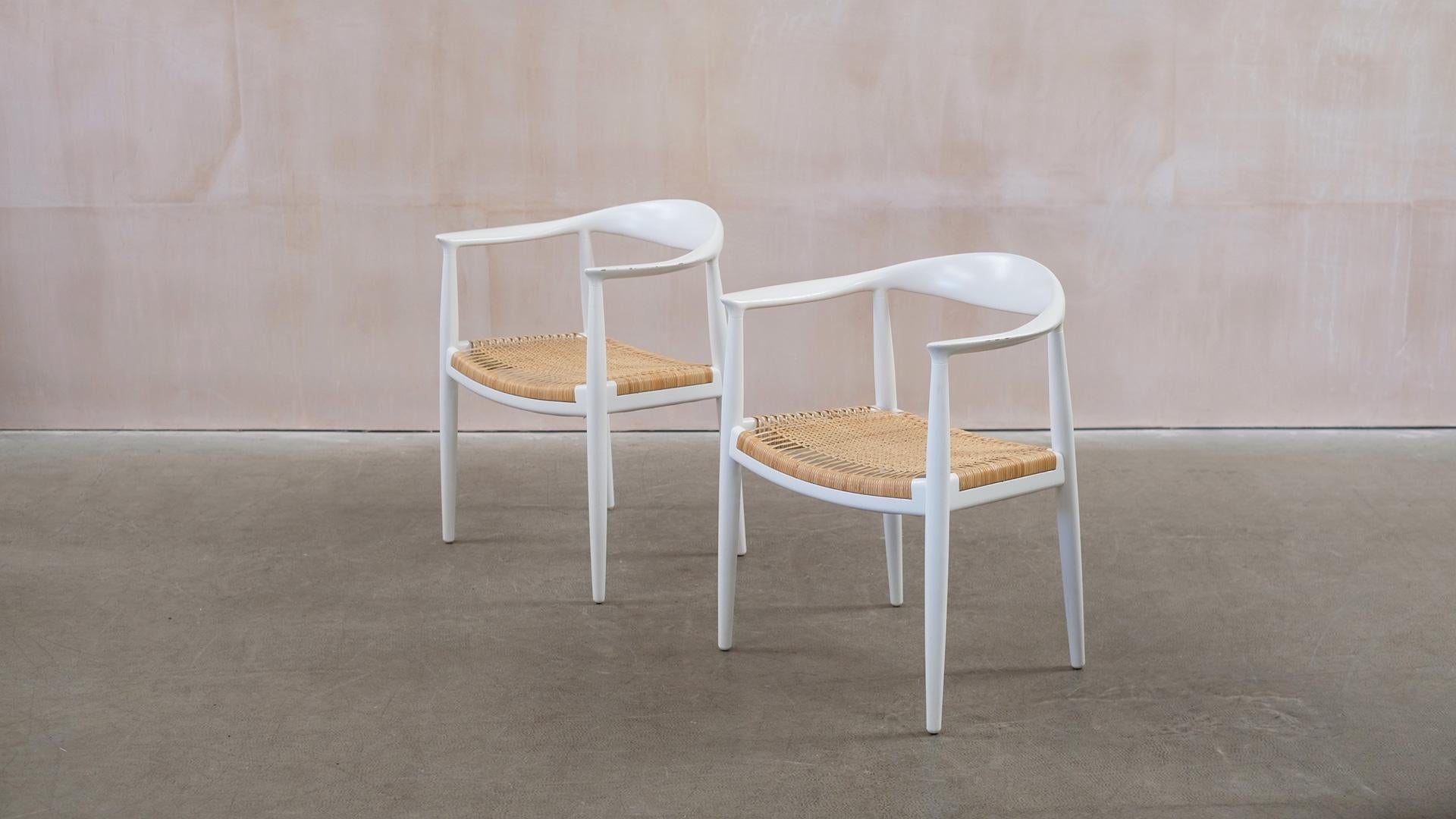 Weiße runde Stühle von Hans Wegner im Angebot 8