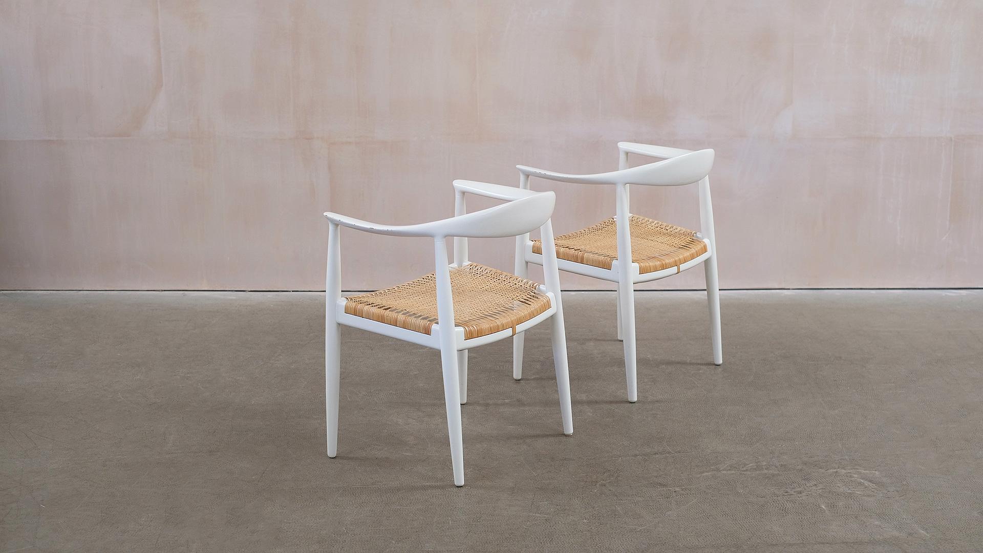 Weiße runde Stühle von Hans Wegner im Angebot 9