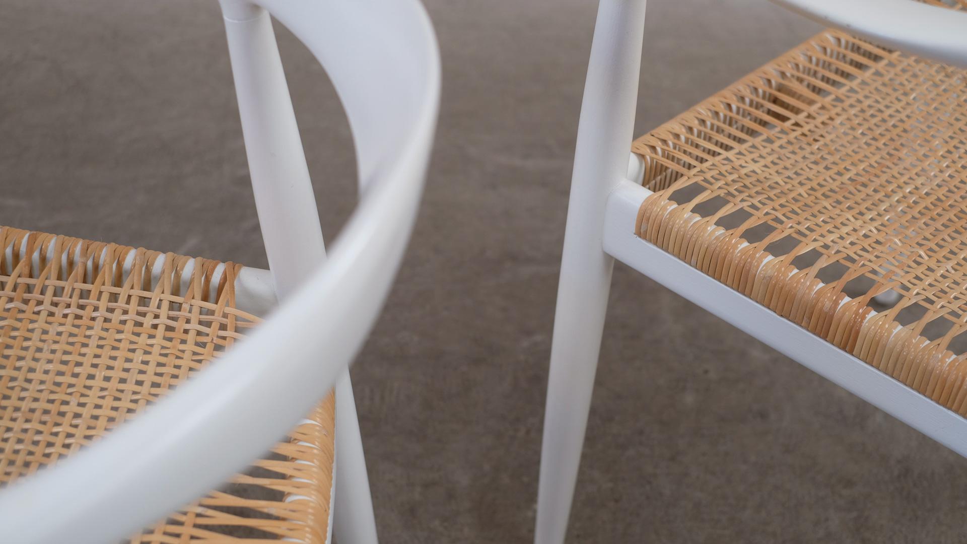 Weiße runde Stühle von Hans Wegner im Angebot 11