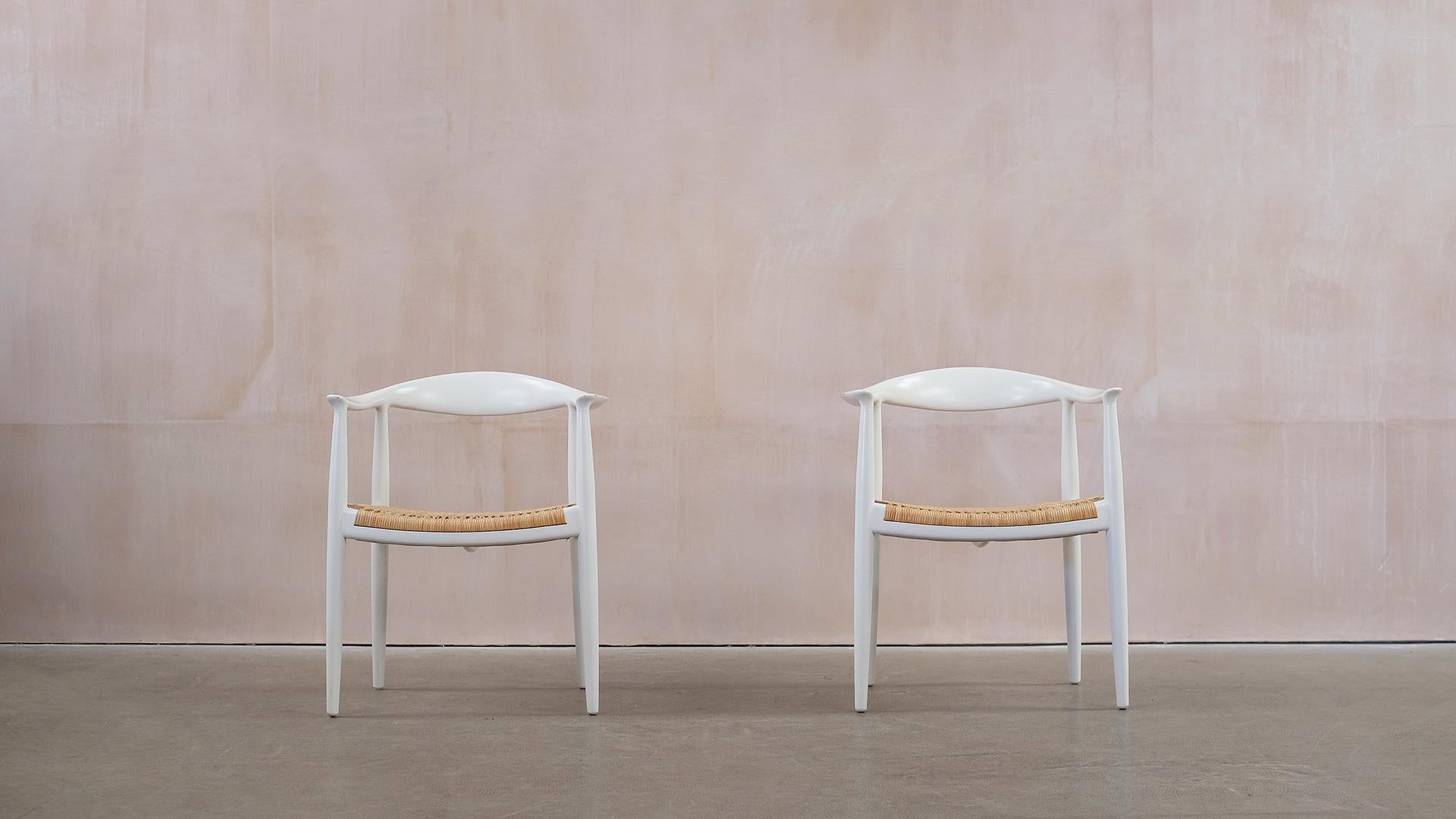 Erstaunliches Paar Hans Wegner Rundstühle PP 501 in 'Special Request' weißer Pigmentlackierung. Diese Stühle wurden 2015 bei PP Mobler mit Genehmigung des Wegner-Nachlasses für die Sonderanfertigung bestellt und sind daher ungewöhnlich und schön.