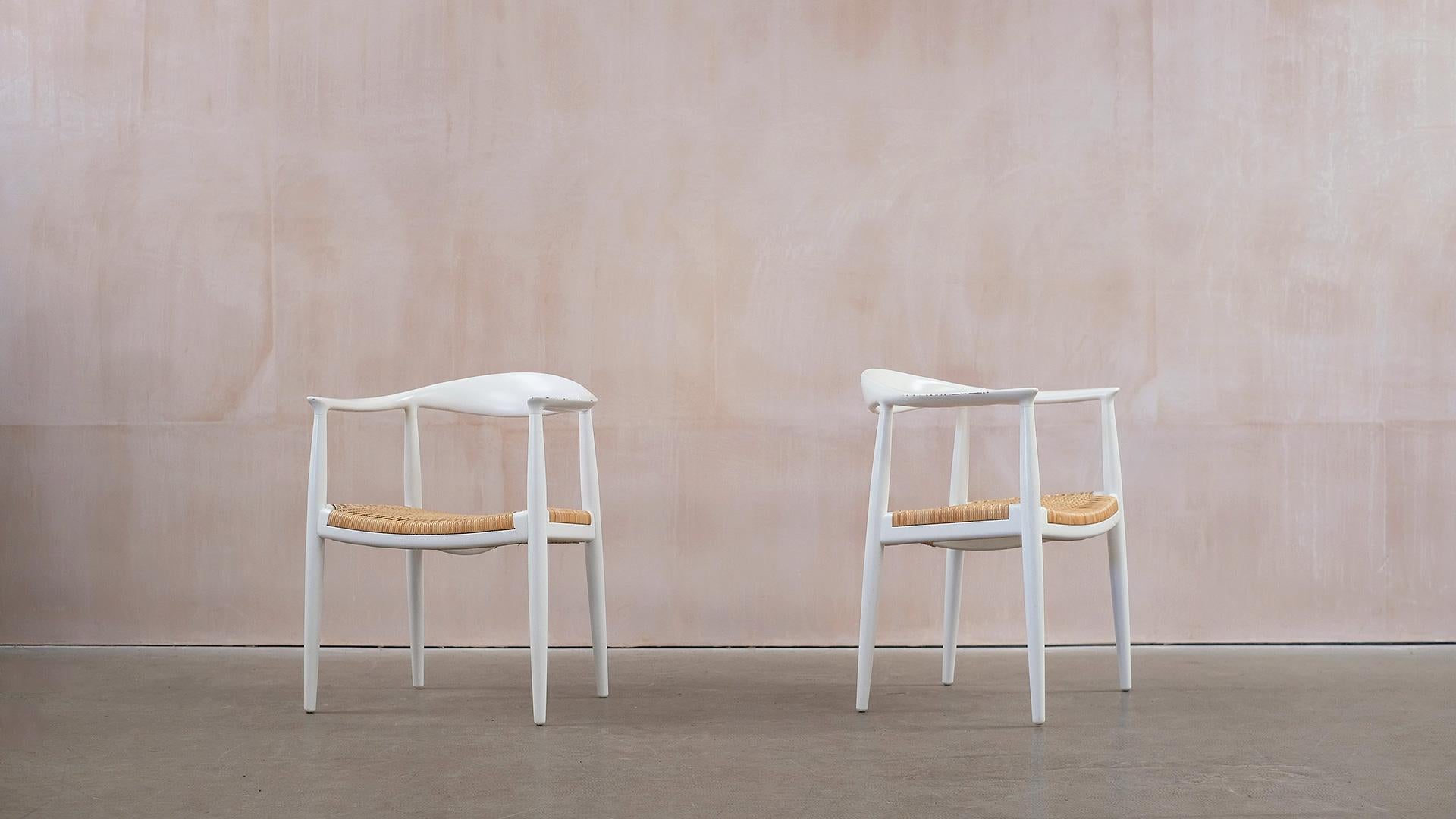 Weiße runde Stühle von Hans Wegner (Dänisch) im Angebot