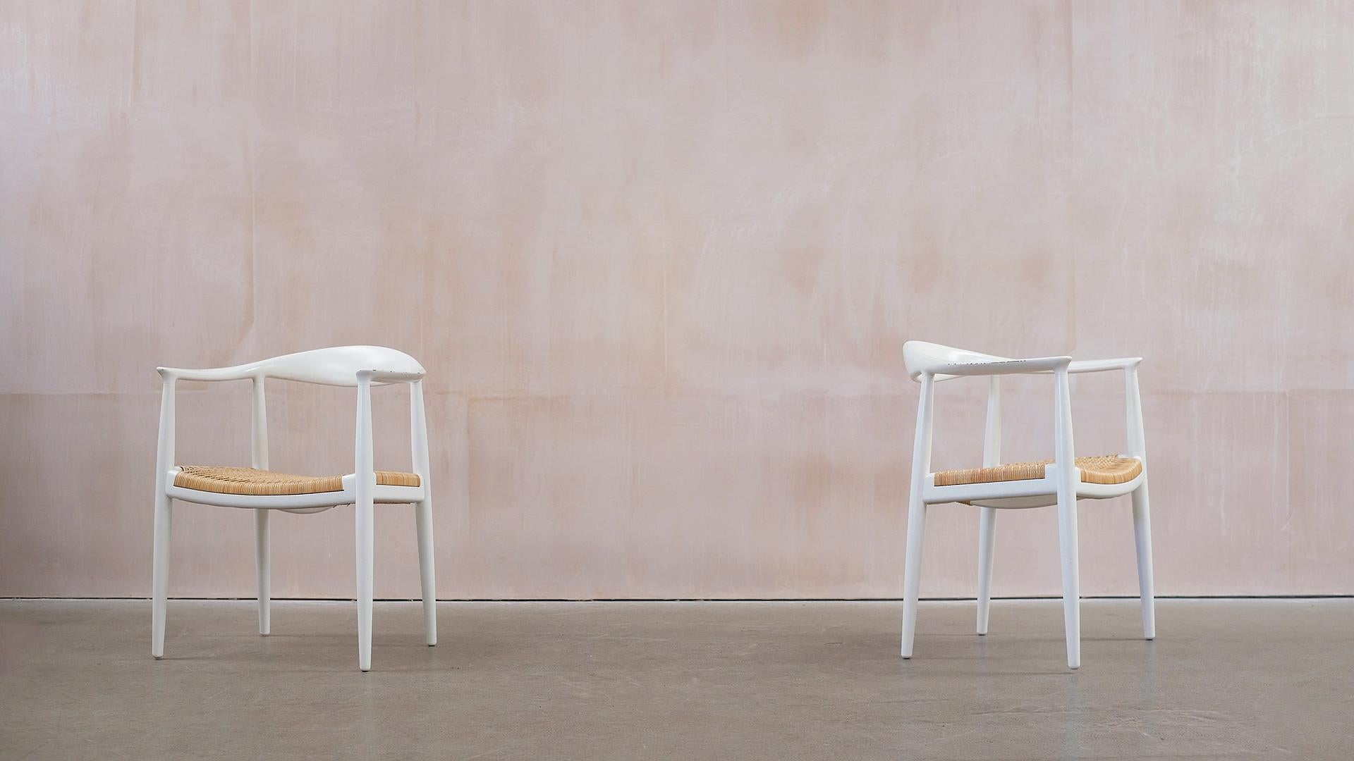 Hans Wegner White Round Chairs In Good Condition For Sale In Epperstone, Nottinghamshire