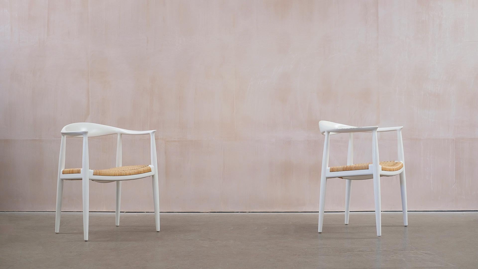 Weiße runde Stühle von Hans Wegner (20. Jahrhundert) im Angebot