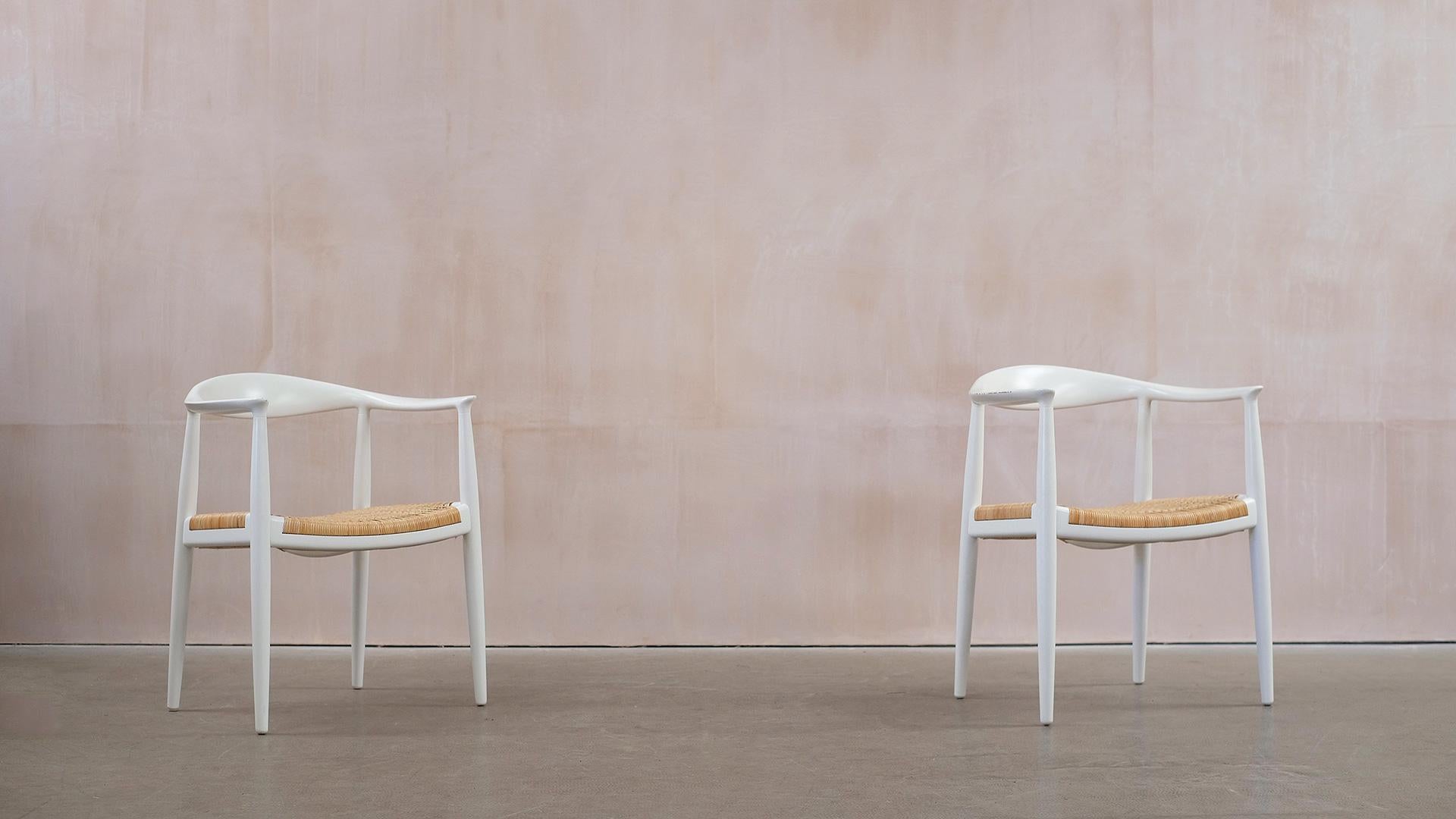 Weiße runde Stühle von Hans Wegner (Gehstock) im Angebot
