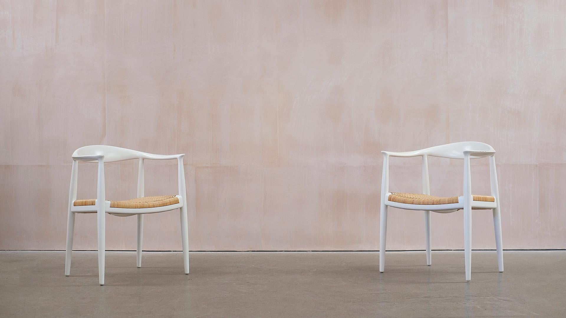 Weiße runde Stühle von Hans Wegner im Angebot 1