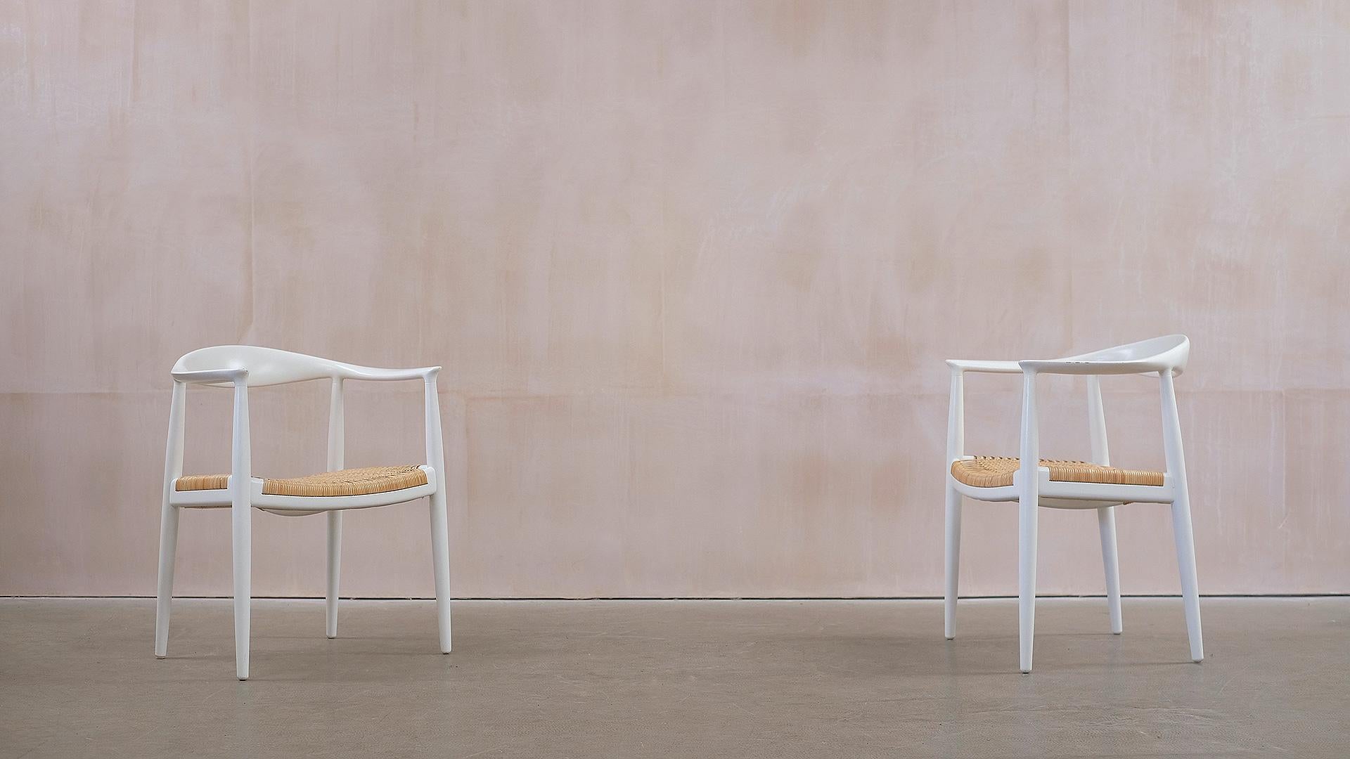 Weiße runde Stühle von Hans Wegner im Angebot 2