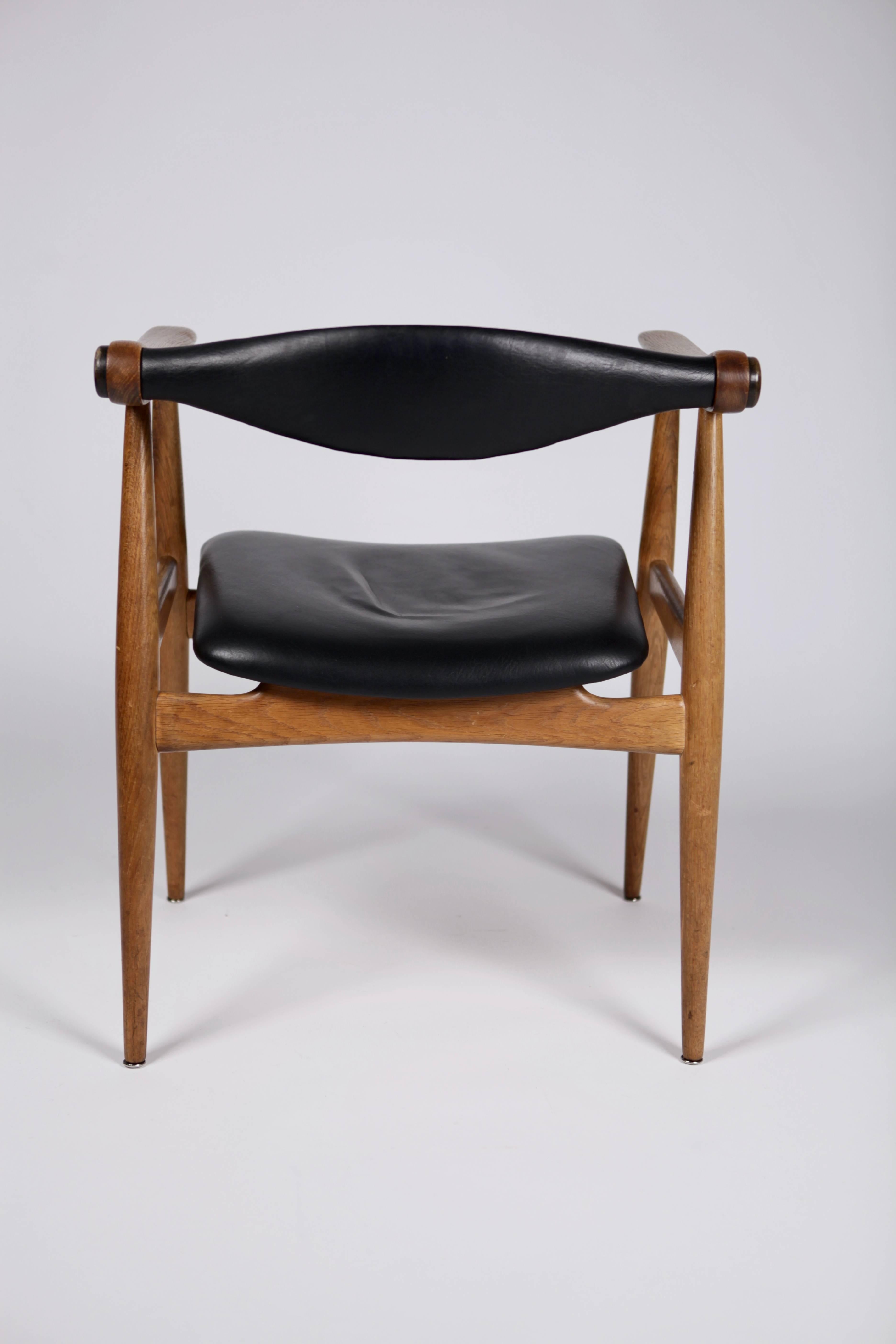 Hans Wegner, Yoke-Stuhl CH34, Eiche und schwarzes Leder 3