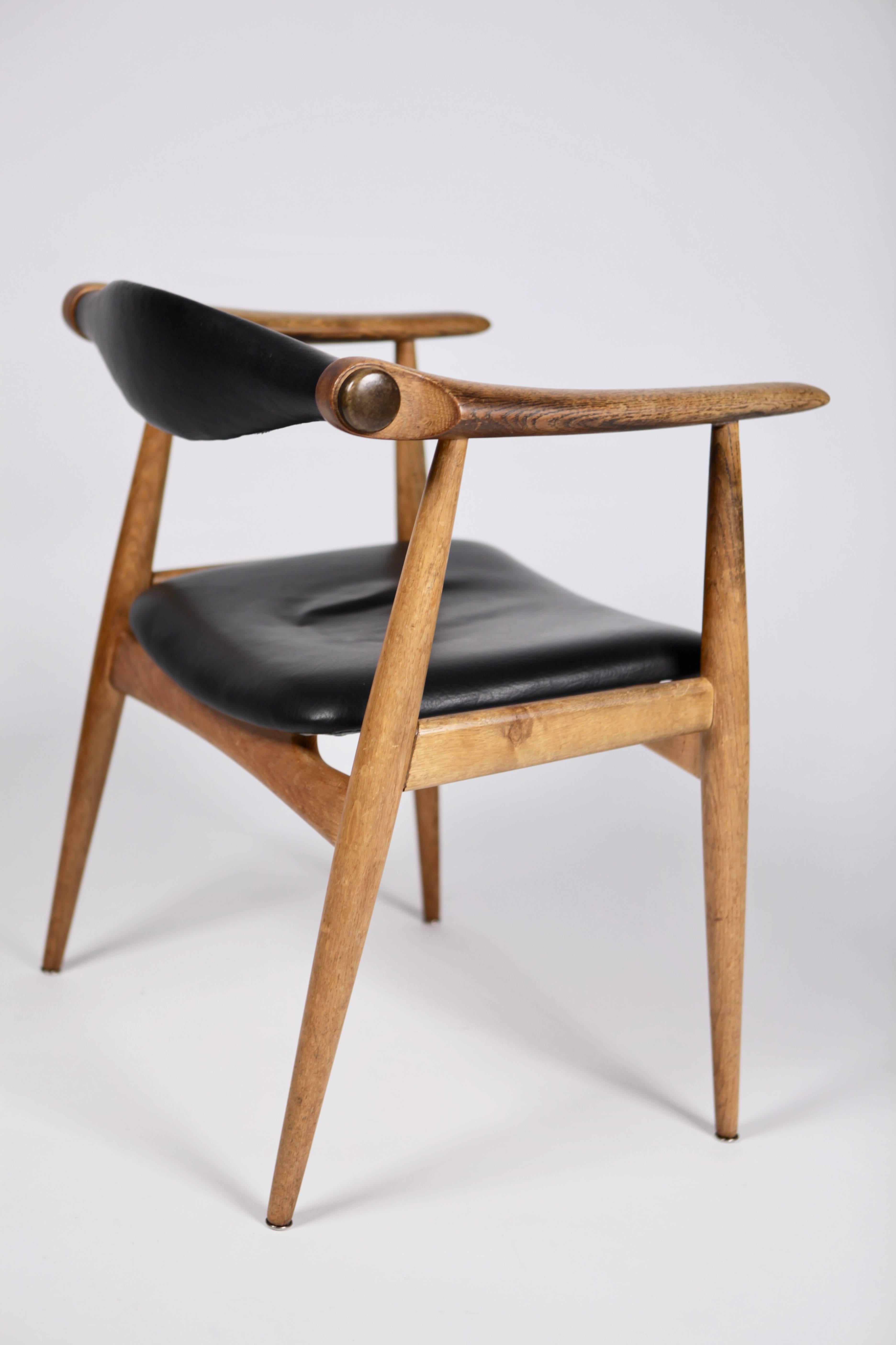 Hans Wegner, the Yoke Chair CH34, Oak and Black Leather 2