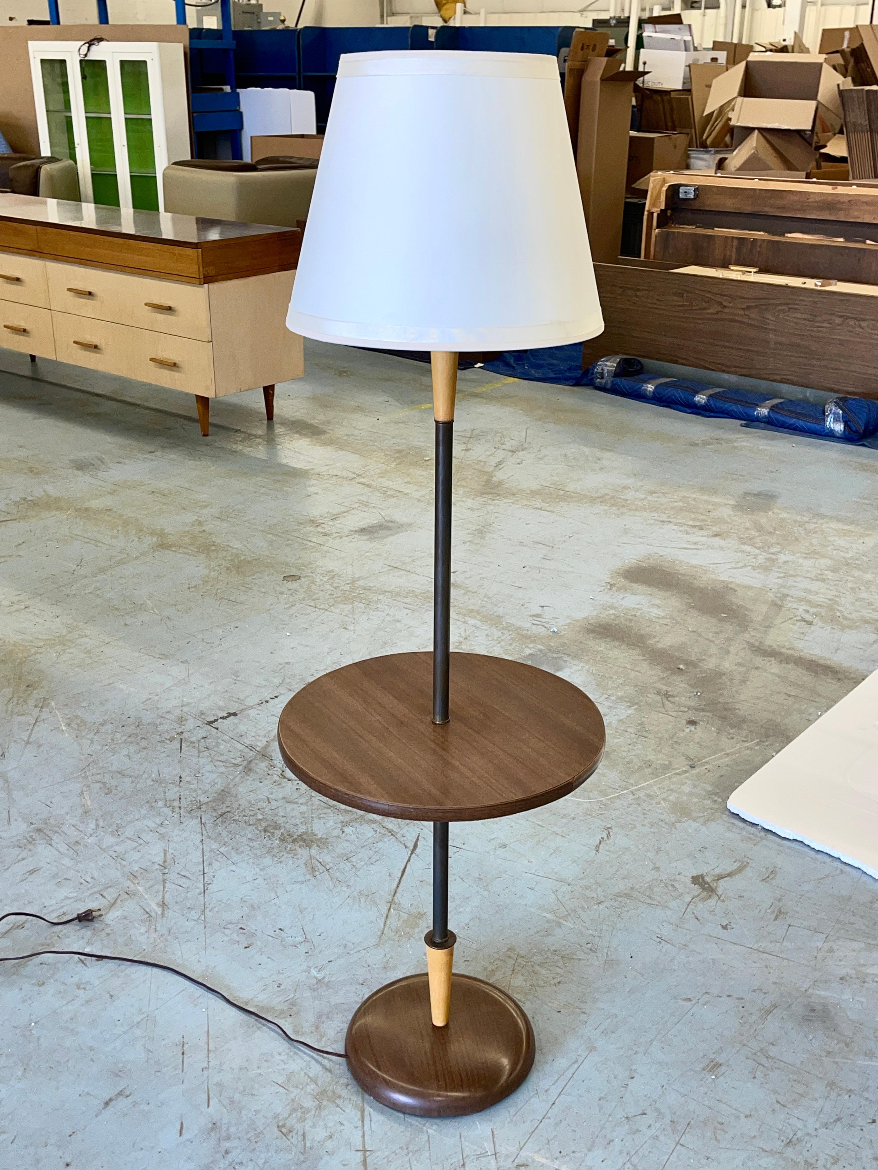 Mid-Century Modern Lampadaire Hans Weiss avec table flottante en vente