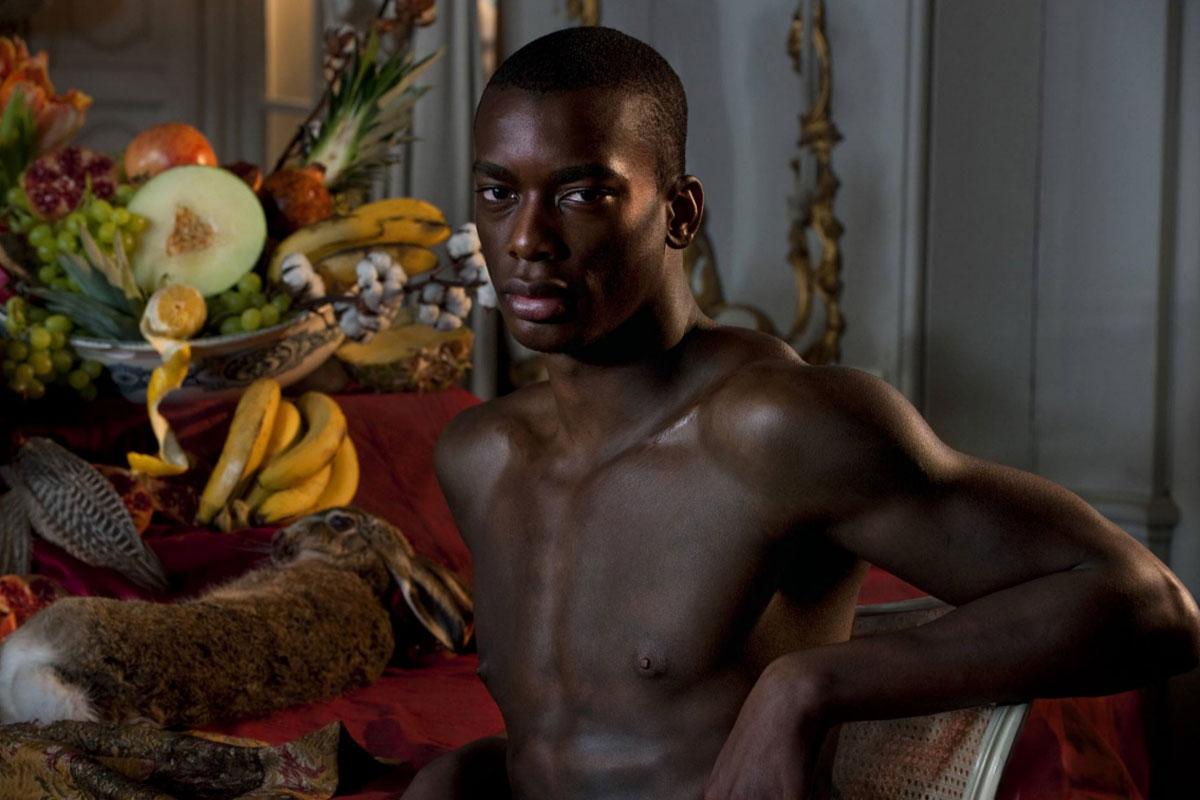Still-Life Photograph de Hans Withoos - Niño negro sobre una mesa