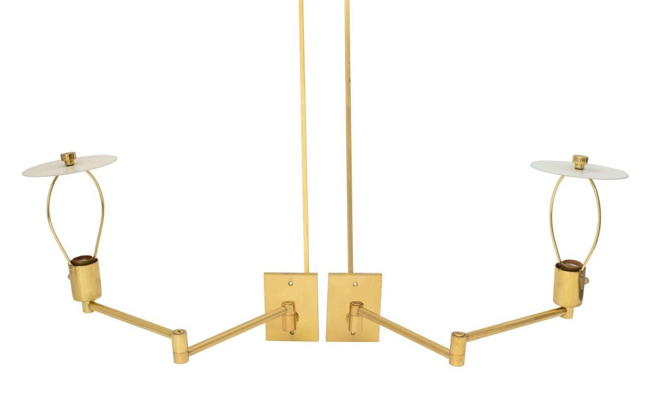Paire d'appliques à bras pivotant en laiton de Hansen pour Metalarte, marquées au dos. Dimensions totales : 49