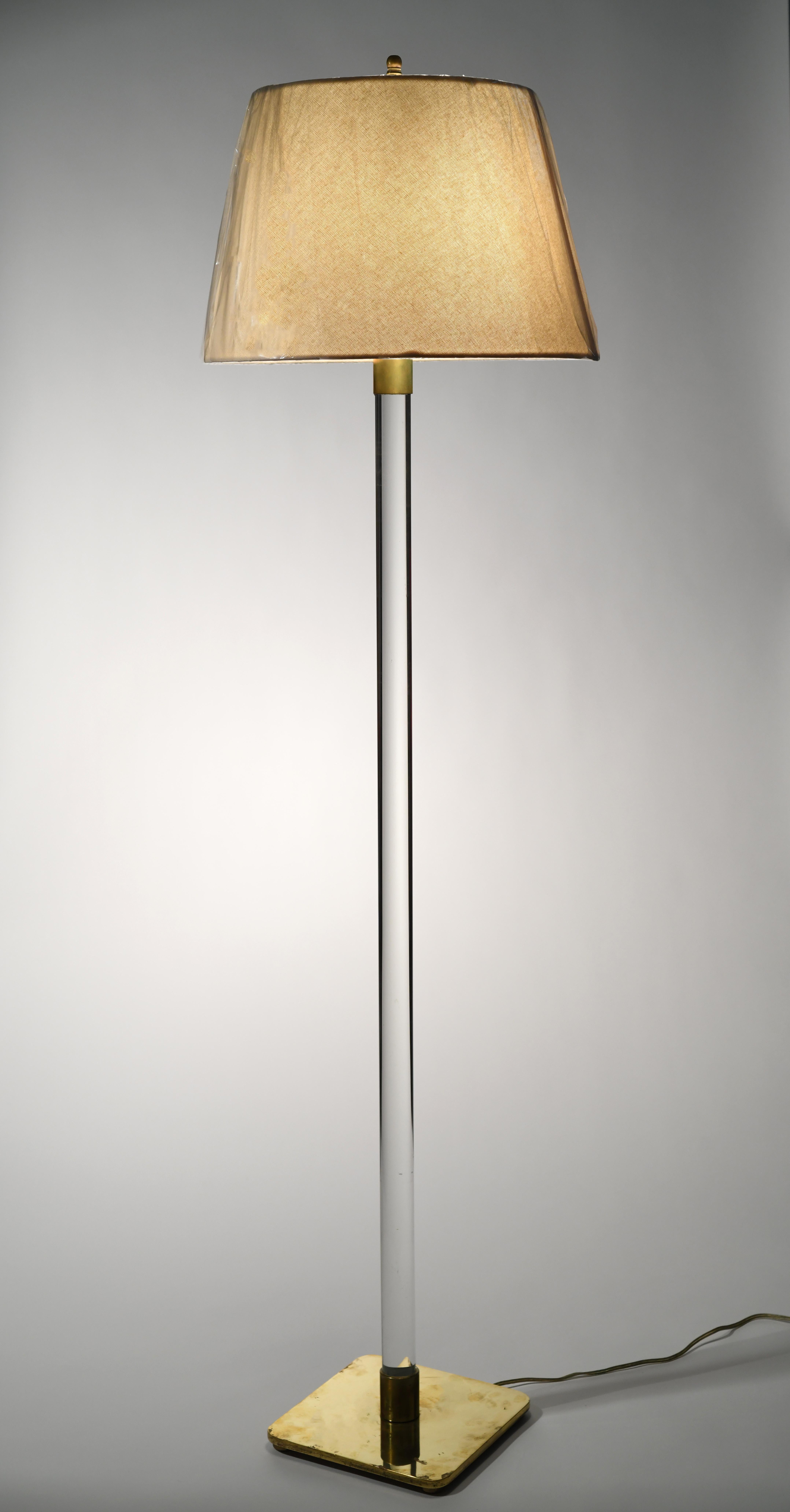 1970s Hansen floor lamp with glass rod and brass base. Spin switch lights 1, 2 or 3 bulbs. Signed to underside 'Hansen Lamps New York
