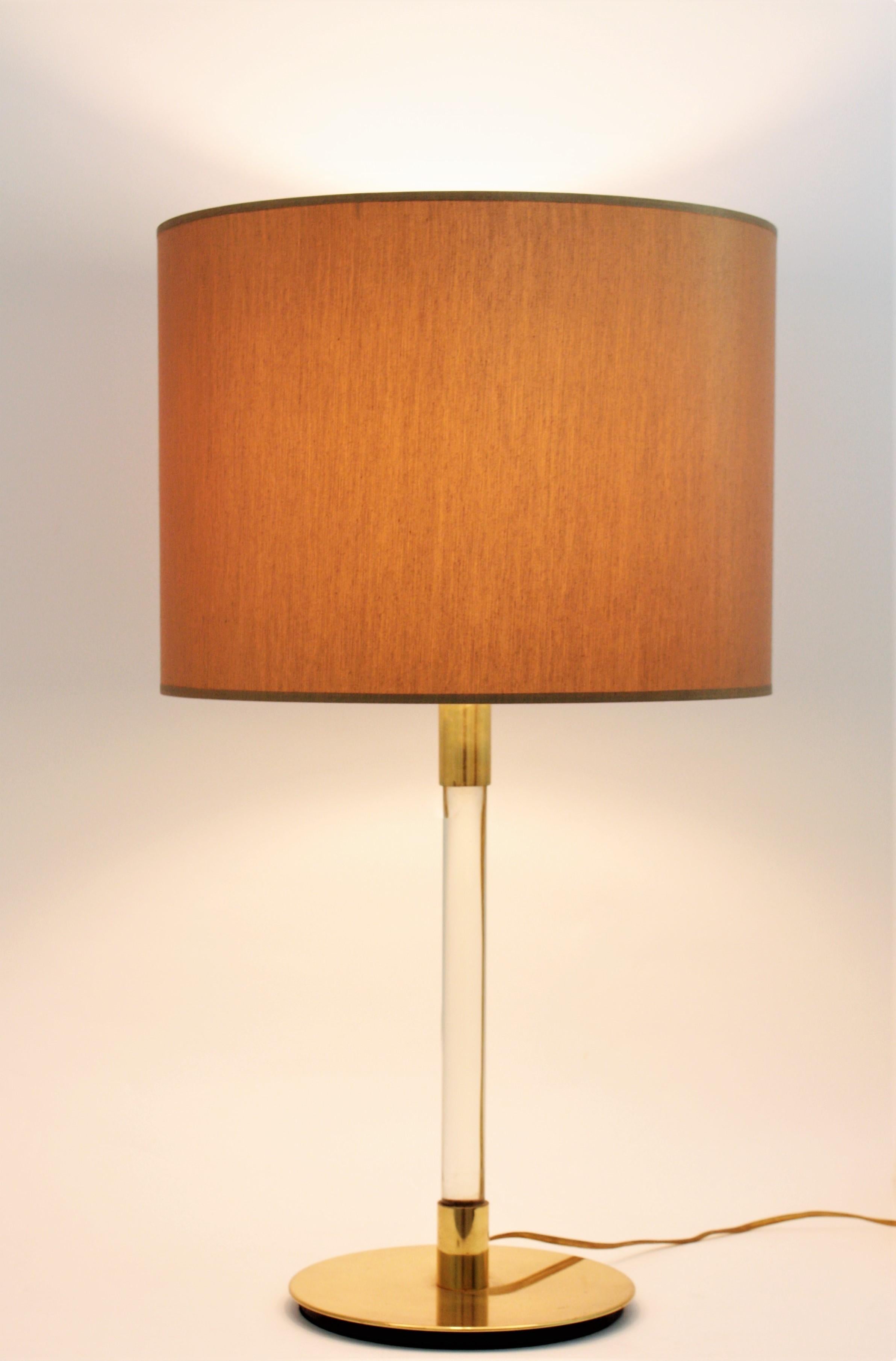 Lampe de table tubulaire en verre et laiton Hansen avec base ronde. Conçu par Hansen Lamps Inc. et fabriqué par Metalarte. Espagne, années 1970.
Elegante lampe à poser composée d'un columb avec une tige en verre avec des ferrures en laiton poli et