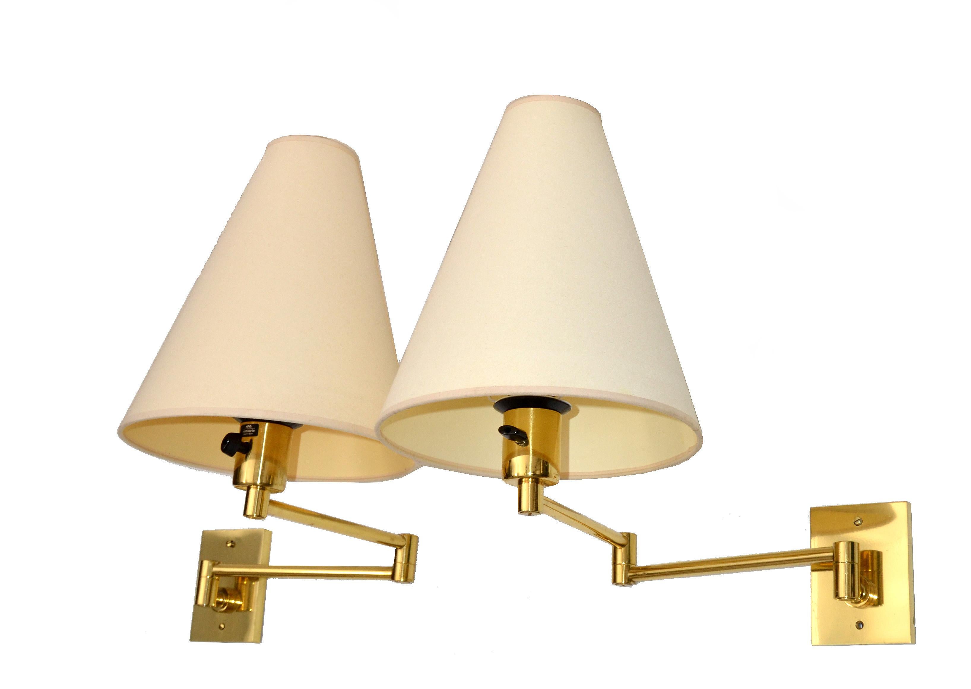 Pair of brass and metal Hansen lamps by Metalarte retractable sconces, wall lights.
Perfect working condition and each takes a max. 75 watts light bulb, LED works too.
Marked at the socket, Metalarte Spain & Hansen Lamps New York at the back