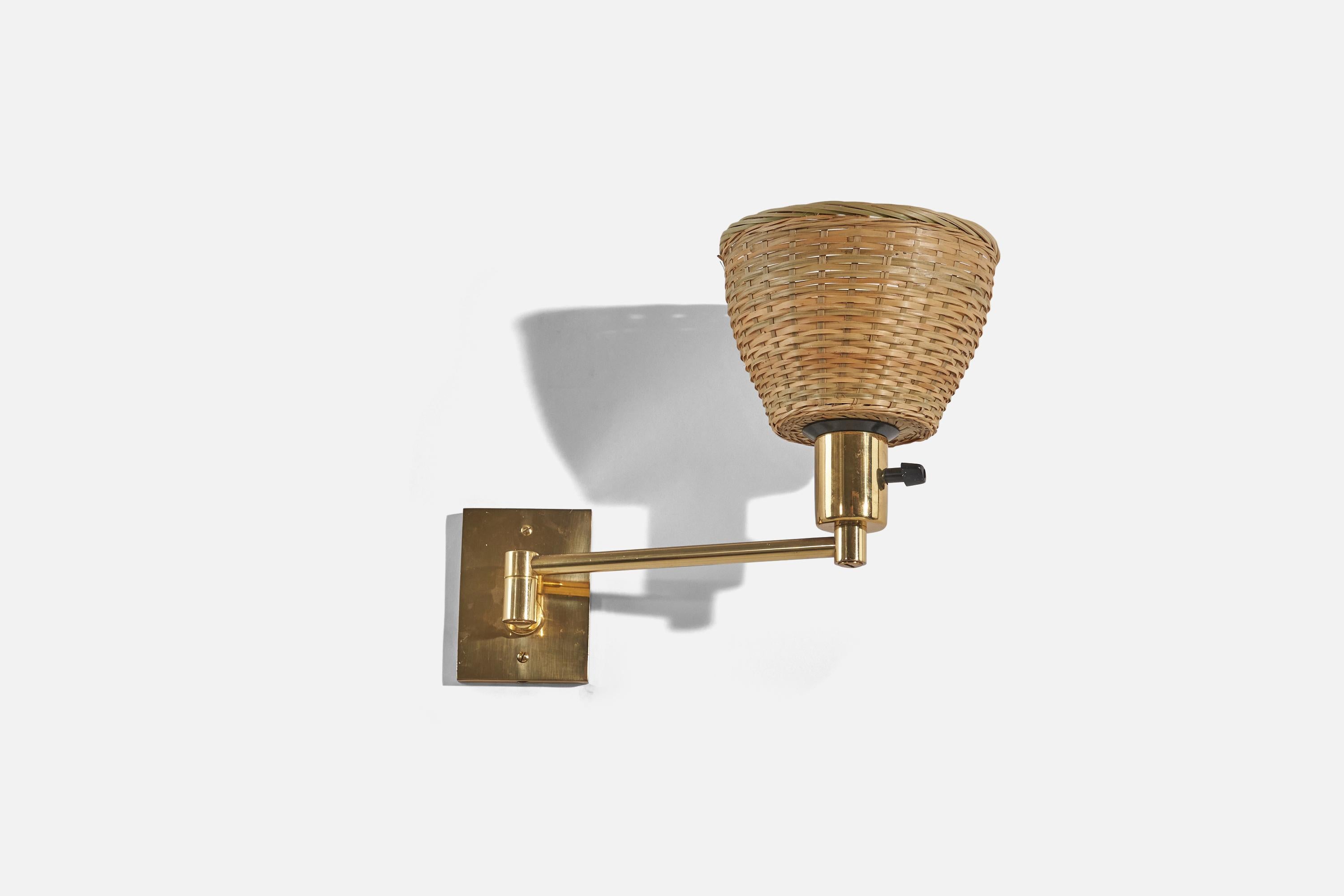 Hansen Lighting Co., Set Of Wall Lights, Brass, Rattan, USA, c. 1970s In Good Condition For Sale In High Point, NC
